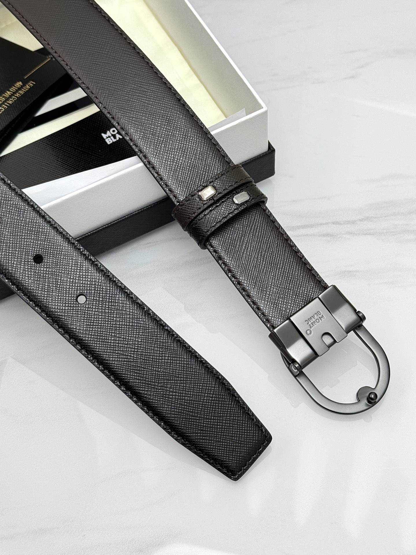 Montblanc万宝龙 宽3.5cm 采用头层牛皮 精品针式扣头 自由裁剪商务休闲皮带👉