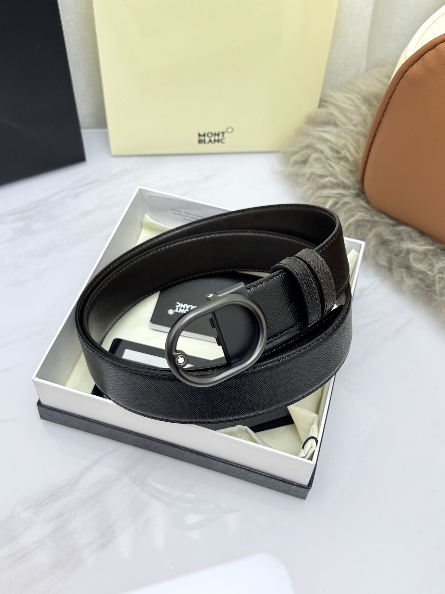 Montblanc万宝龙 宽3.5cm 采用头层牛皮 精品针式扣头 自由裁剪商务休闲皮带👉
