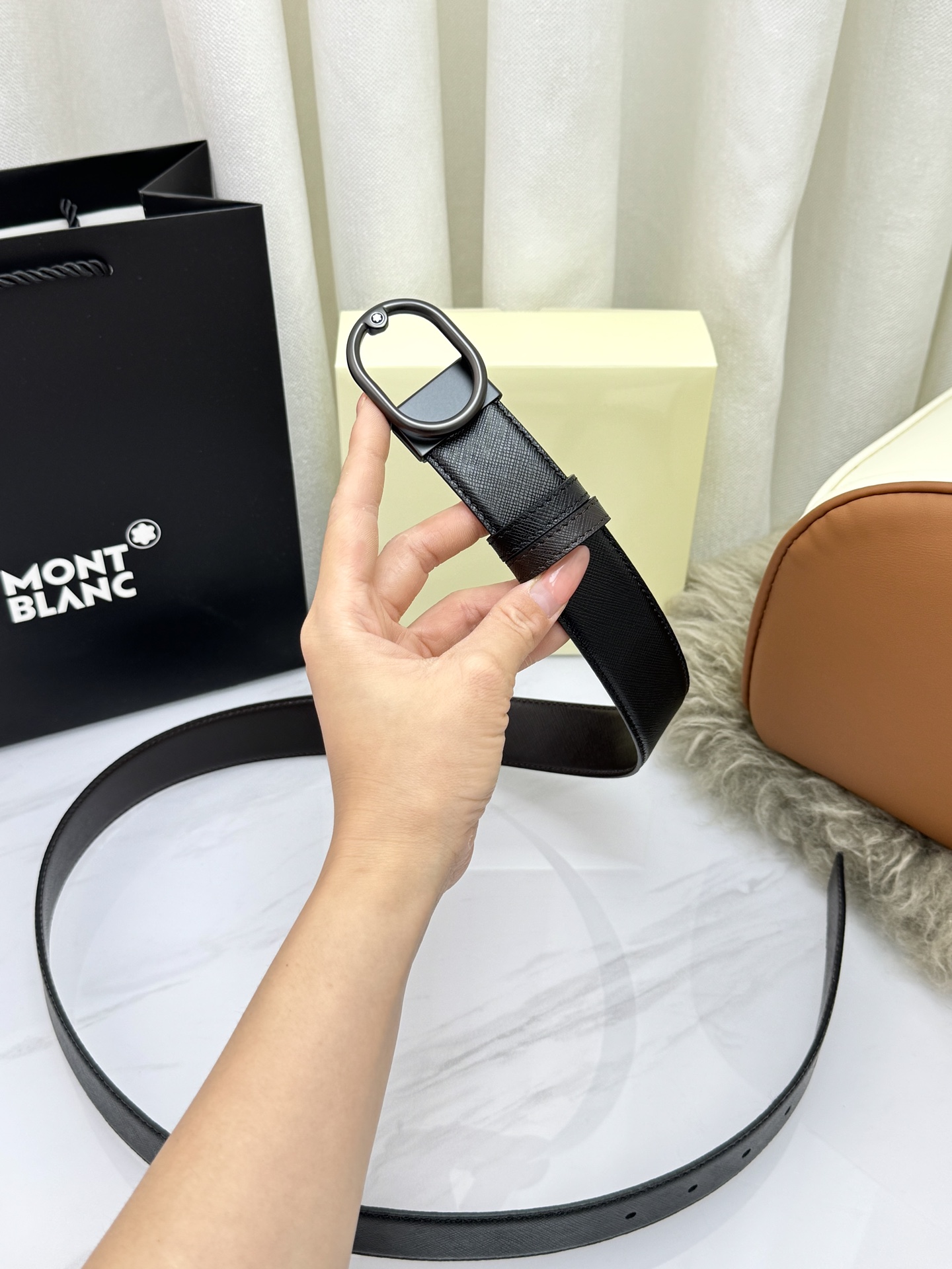 Montblanc万宝龙 宽3.5cm 采用头层牛皮 精品针式扣头 自由裁剪商务休闲皮带👉