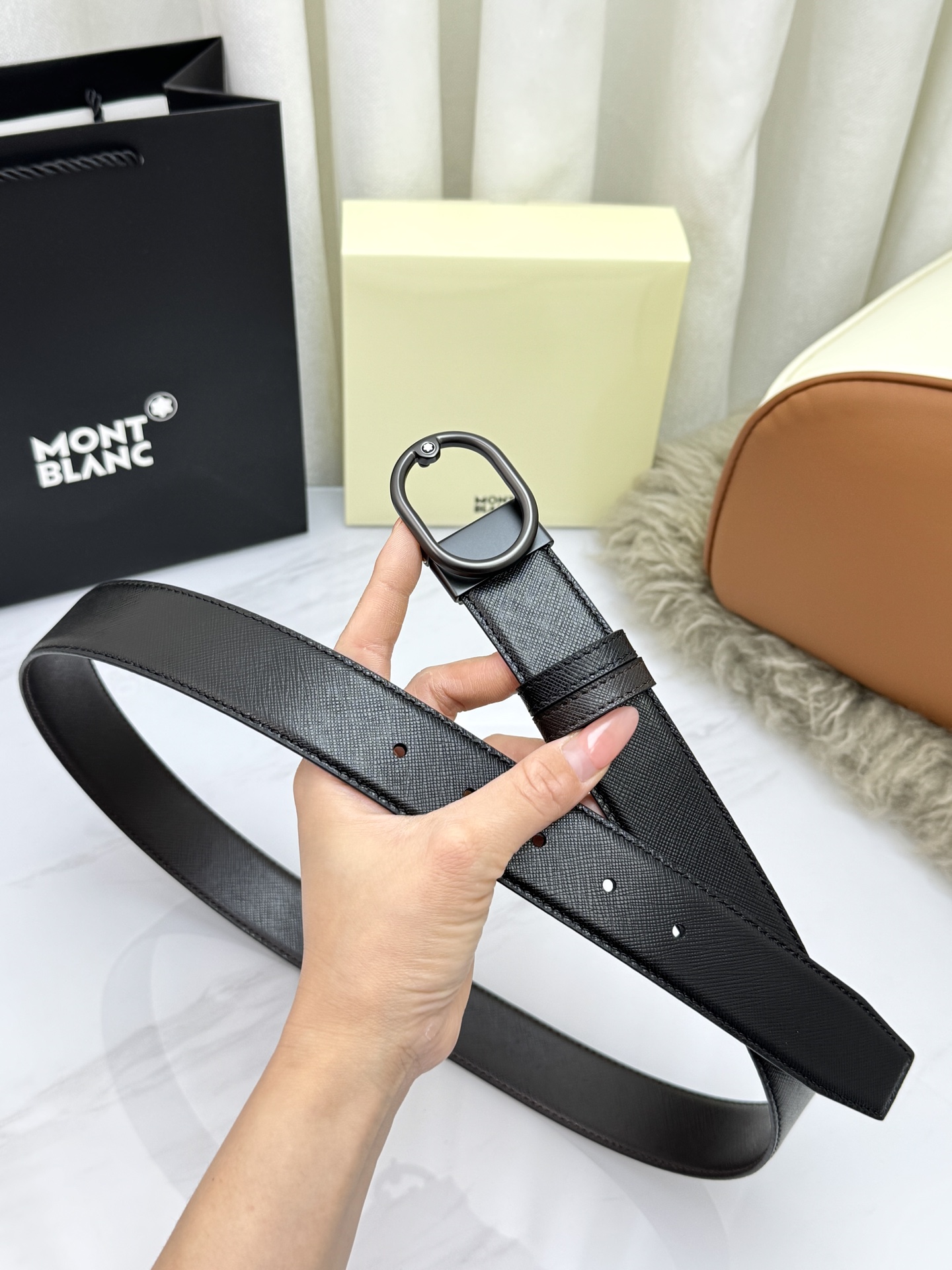 Montblanc万宝龙 宽3.5cm 采用头层牛皮 精品针式扣头 自由裁剪商务休闲皮带👉