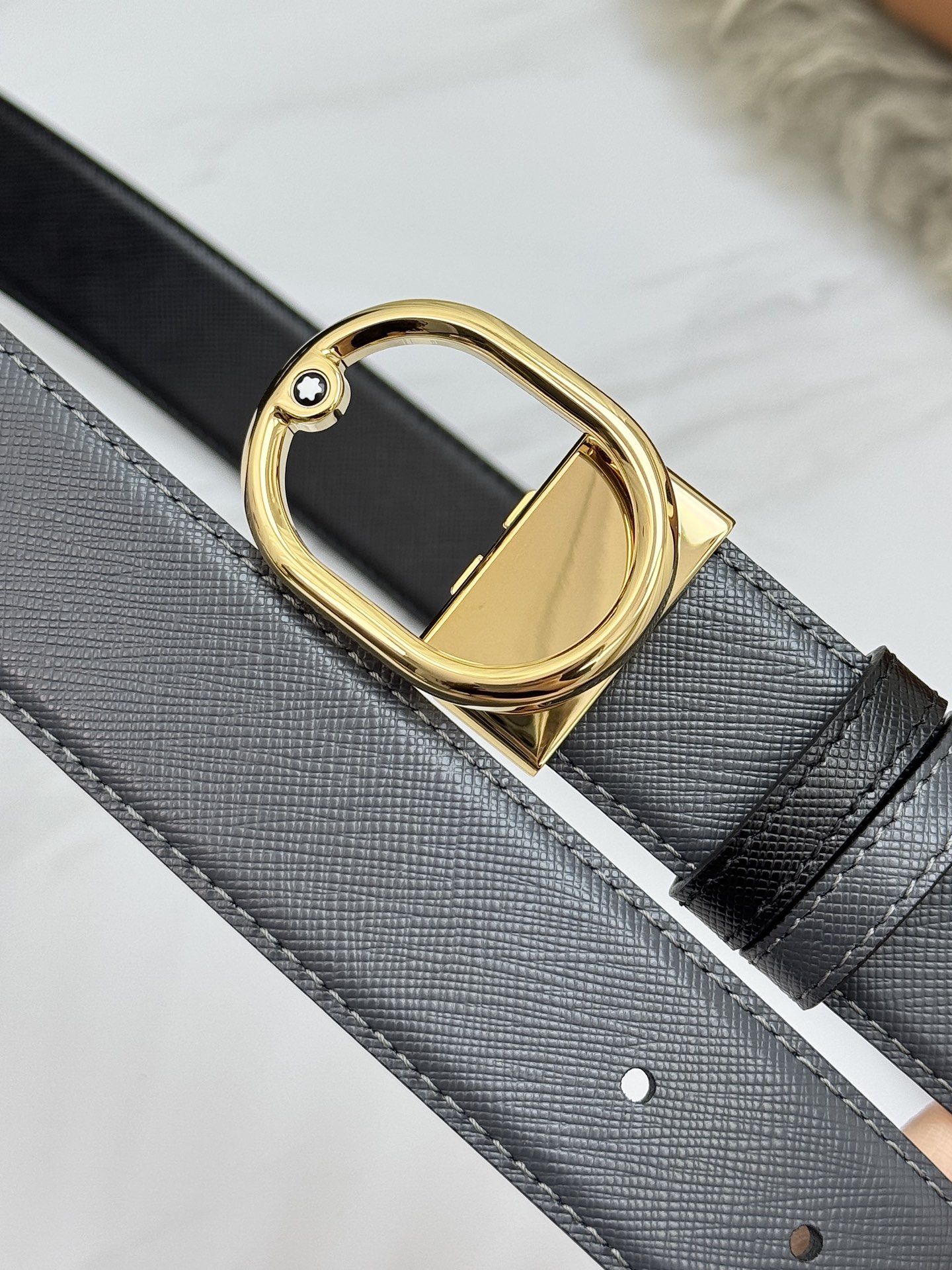 Montblanc万宝龙 宽3.5cm 采用头层牛皮 精品针式扣头 自由裁剪商务休闲皮带👉