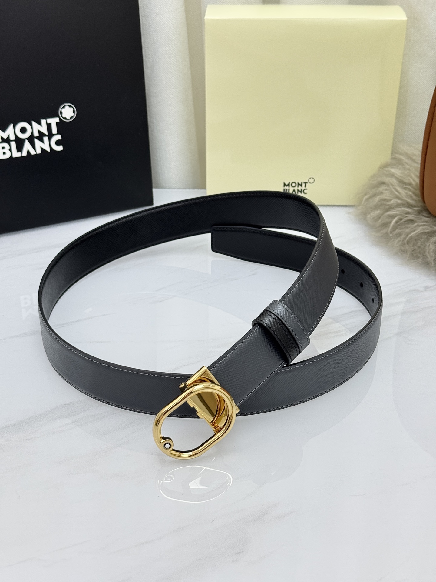 Montblanc万宝龙 宽3.5cm 采用头层牛皮 精品针式扣头 自由裁剪商务休闲皮带👉