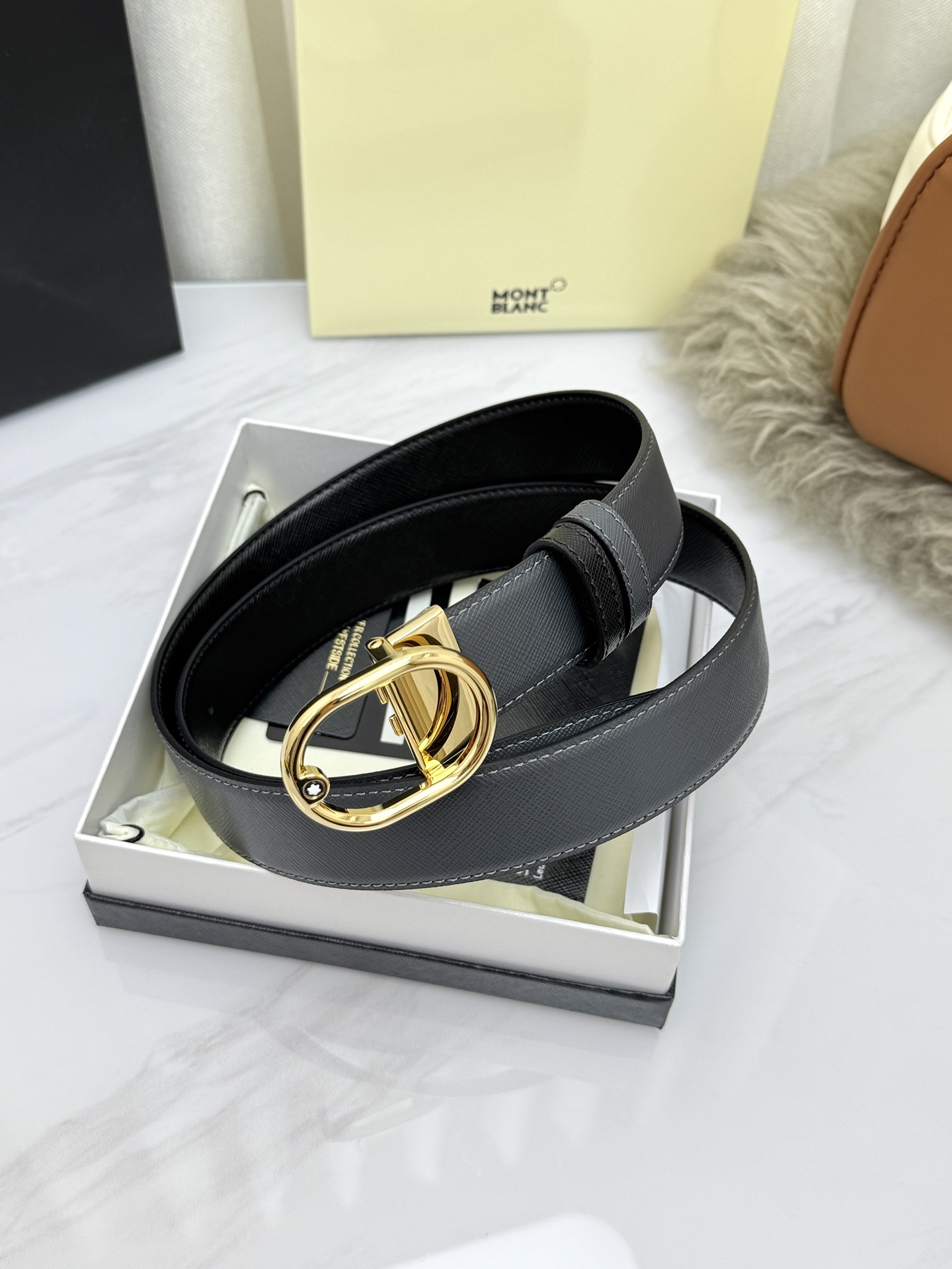 Montblanc万宝龙 宽3.5cm 采用头层牛皮 精品针式扣头 自由裁剪商务休闲皮带👉