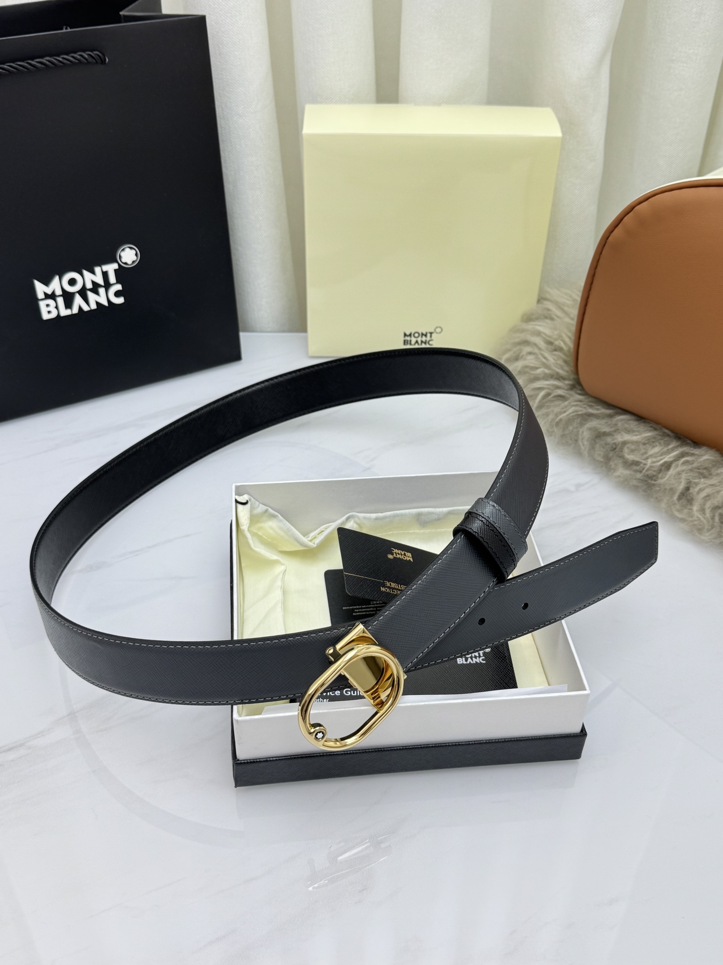 Montblanc万宝龙 宽3.5cm 采用头层牛皮 精品针式扣头 自由裁剪商务休闲皮带👉