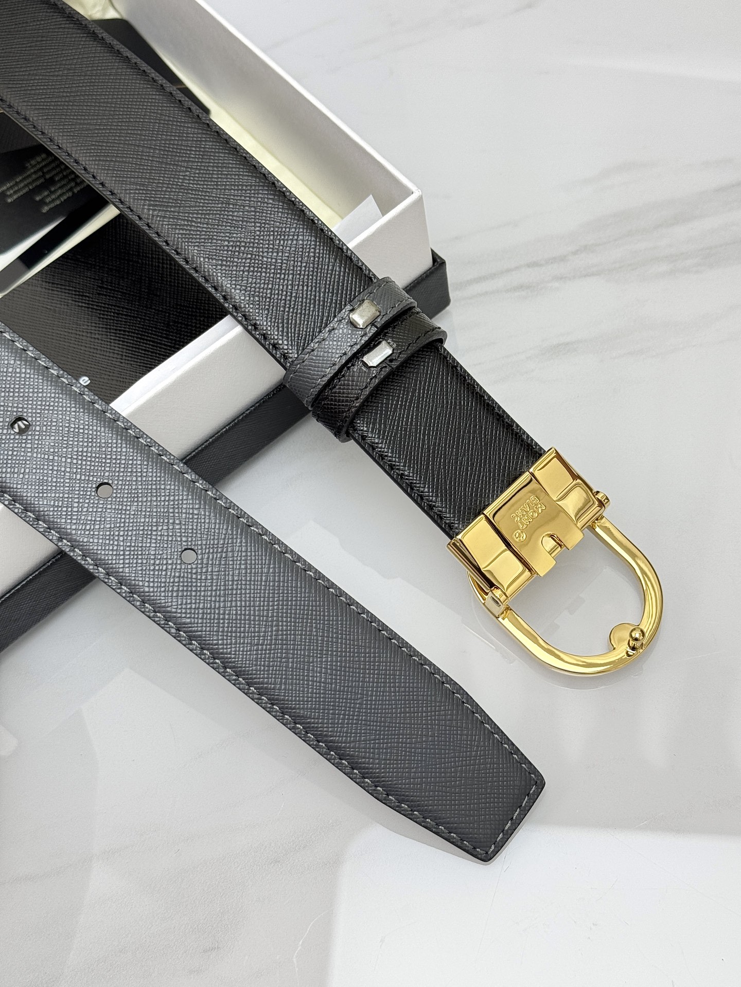 Montblanc万宝龙 宽3.5cm 采用头层牛皮 精品针式扣头 自由裁剪商务休闲皮带👉