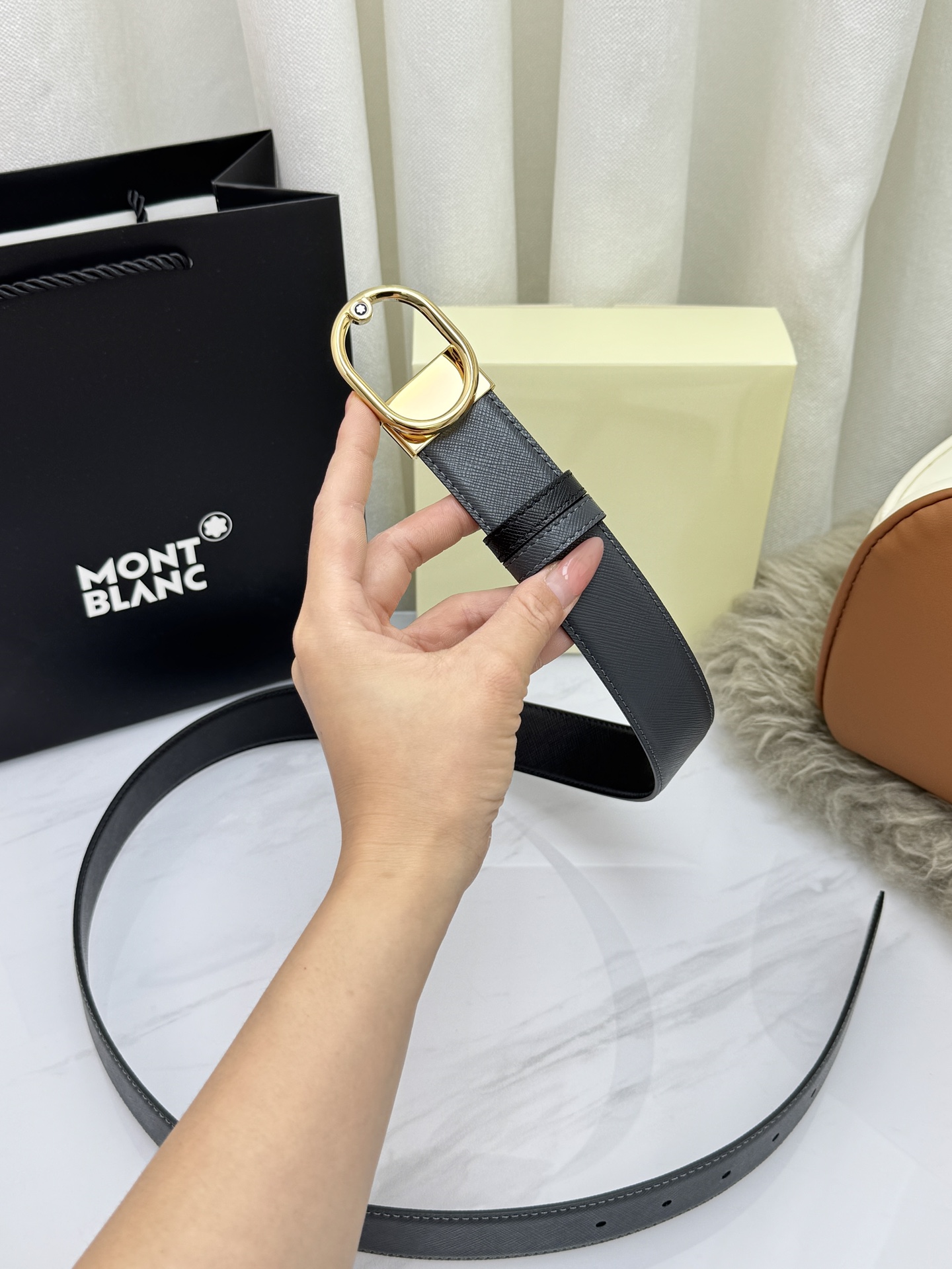 Montblanc万宝龙 宽3.5cm 采用头层牛皮 精品针式扣头 自由裁剪商务休闲皮带👉