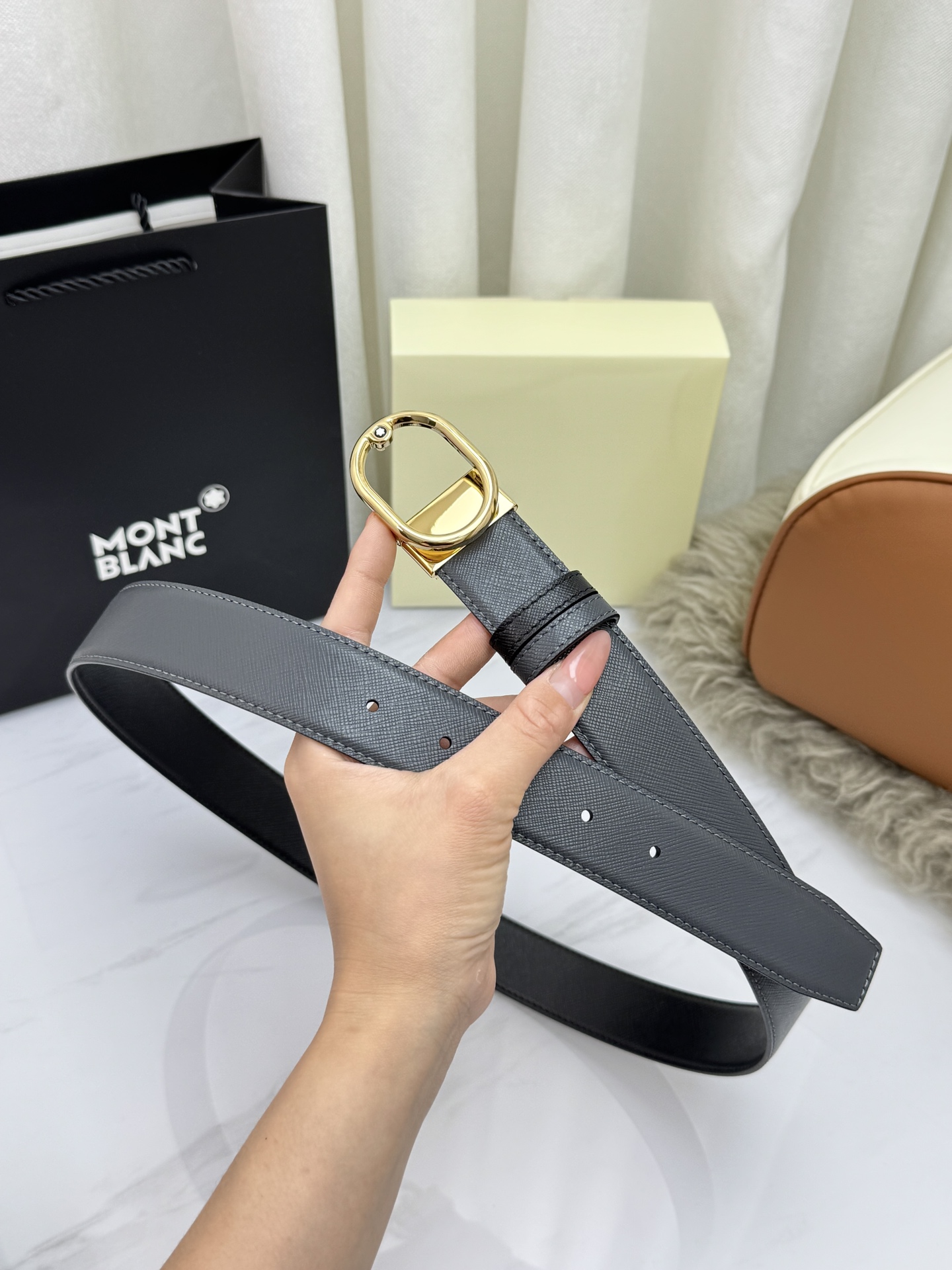 Montblanc万宝龙 宽3.5cm 采用头层牛皮 精品针式扣头 自由裁剪商务休闲皮带👉