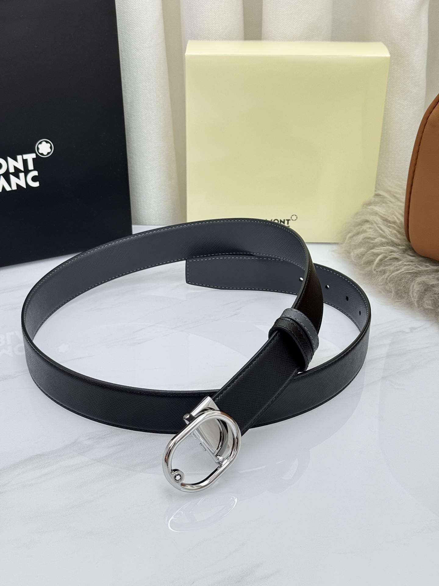 Montblanc万宝龙 宽3.5cm 采用头层牛皮 精品针式扣头 自由裁剪商务休闲皮带👉