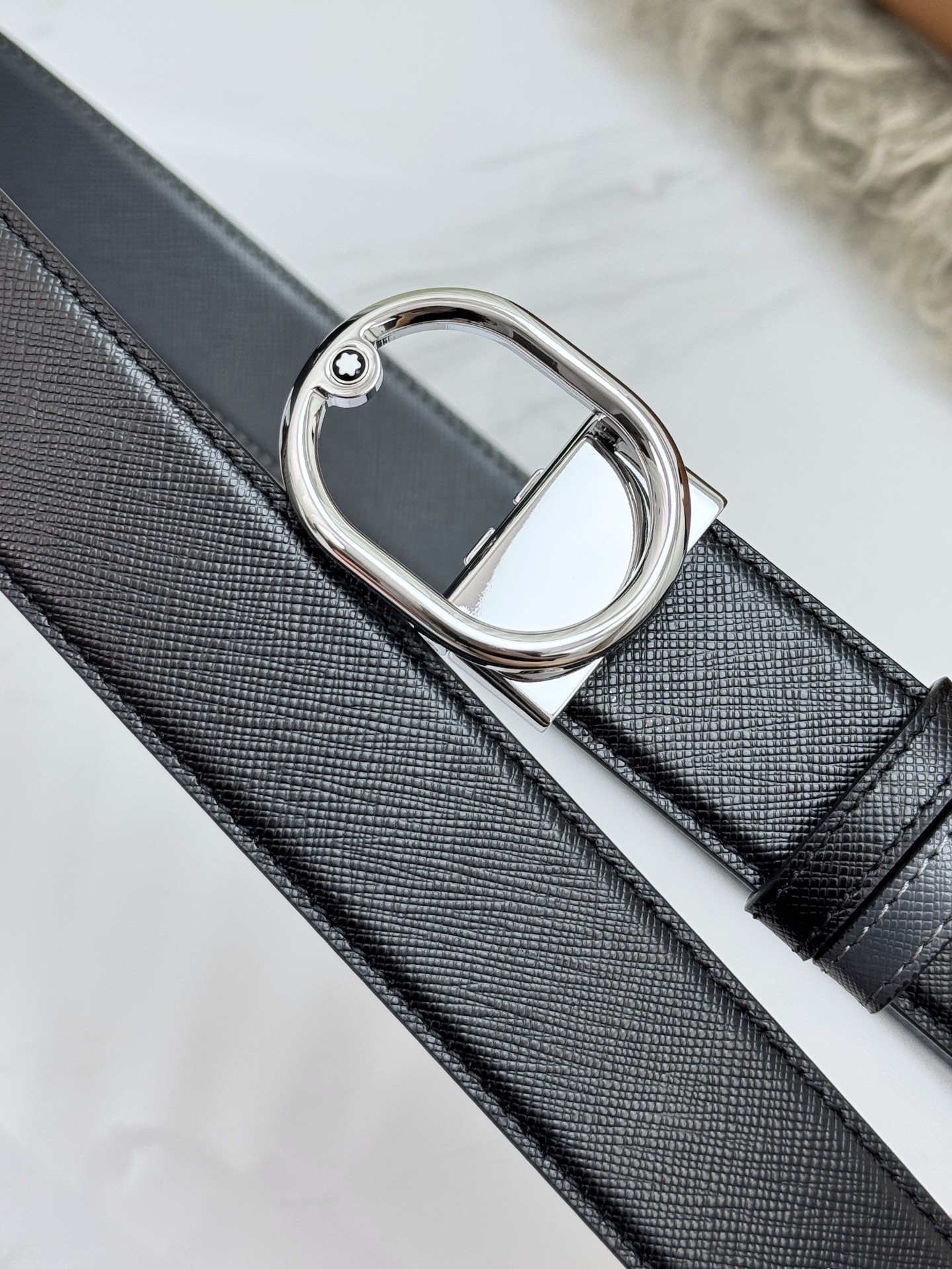 Montblanc万宝龙 宽3.5cm 采用头层牛皮 精品针式扣头 自由裁剪商务休闲皮带👉
