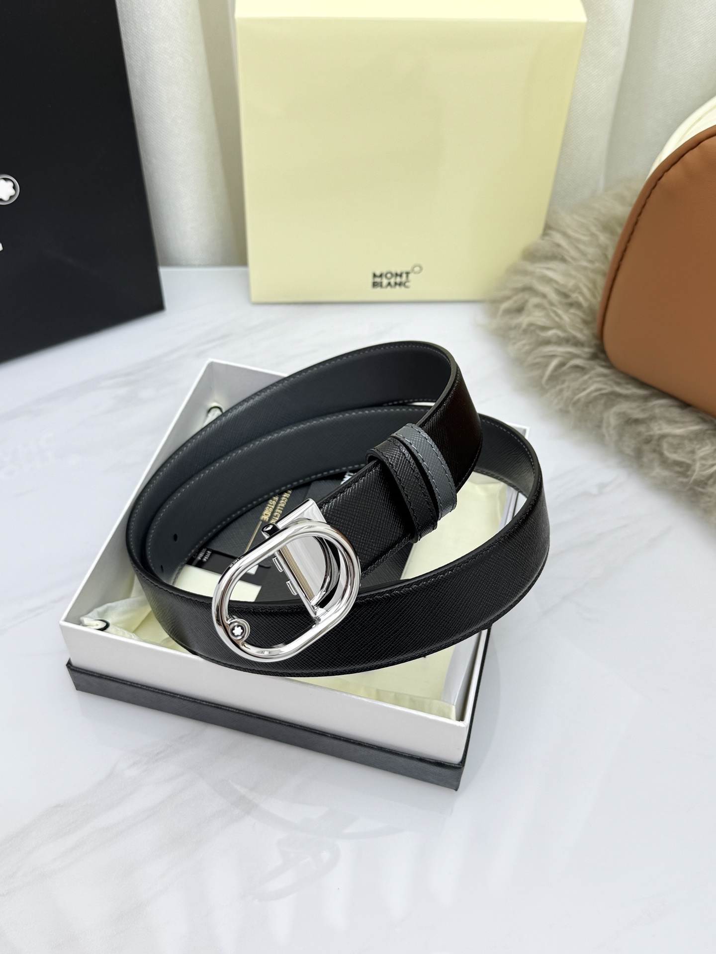 Montblanc万宝龙 宽3.5cm 采用头层牛皮 精品针式扣头 自由裁剪商务休闲皮带👉