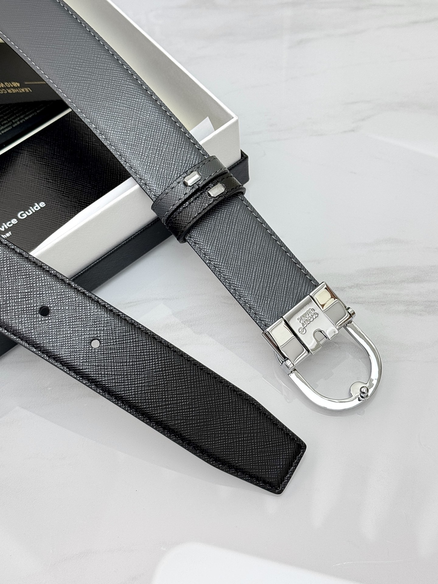 Montblanc万宝龙 宽3.5cm 采用头层牛皮 精品针式扣头 自由裁剪商务休闲皮带👉