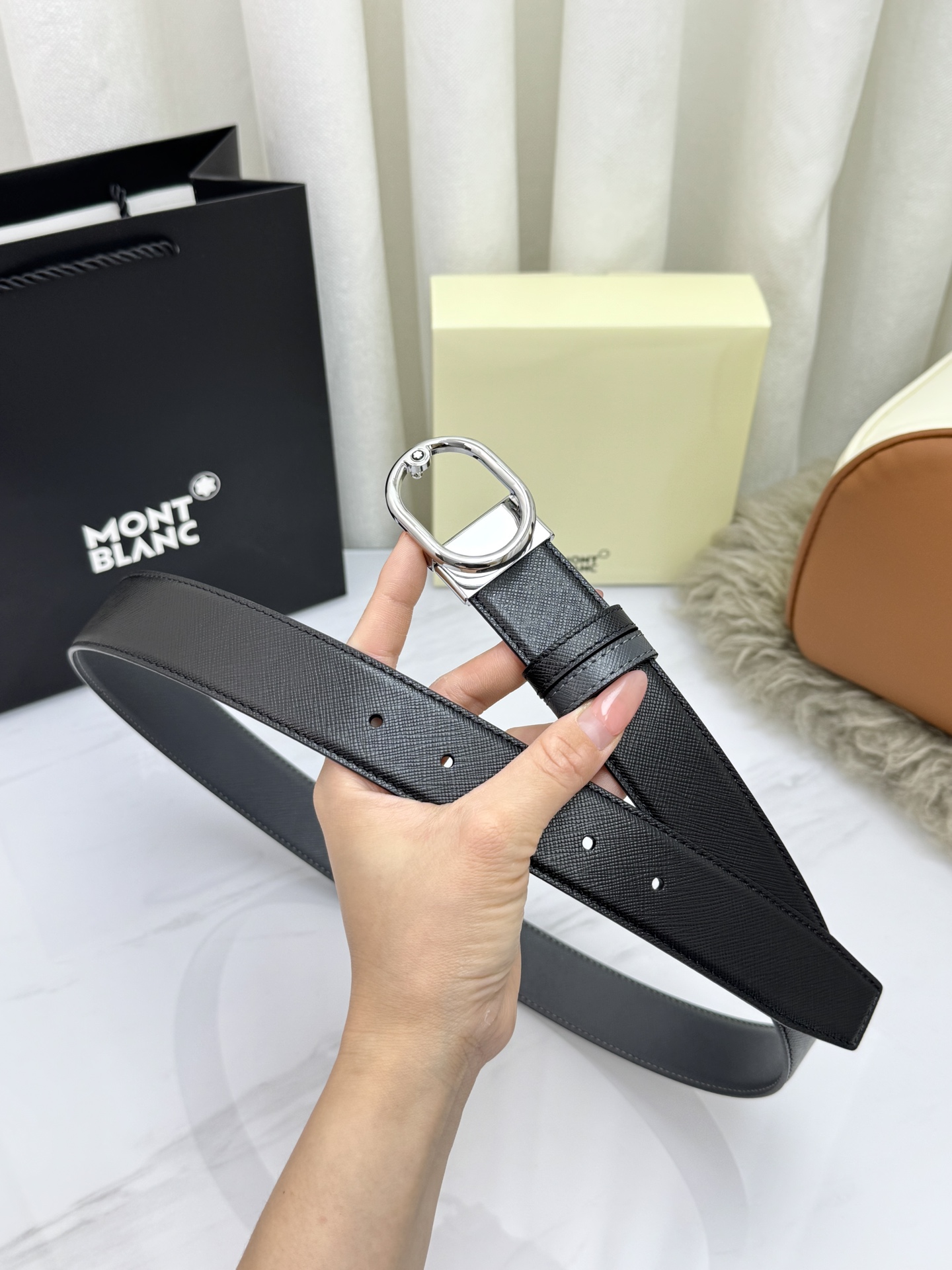 Montblanc万宝龙 宽3.5cm 采用头层牛皮 精品针式扣头 自由裁剪商务休闲皮带👉