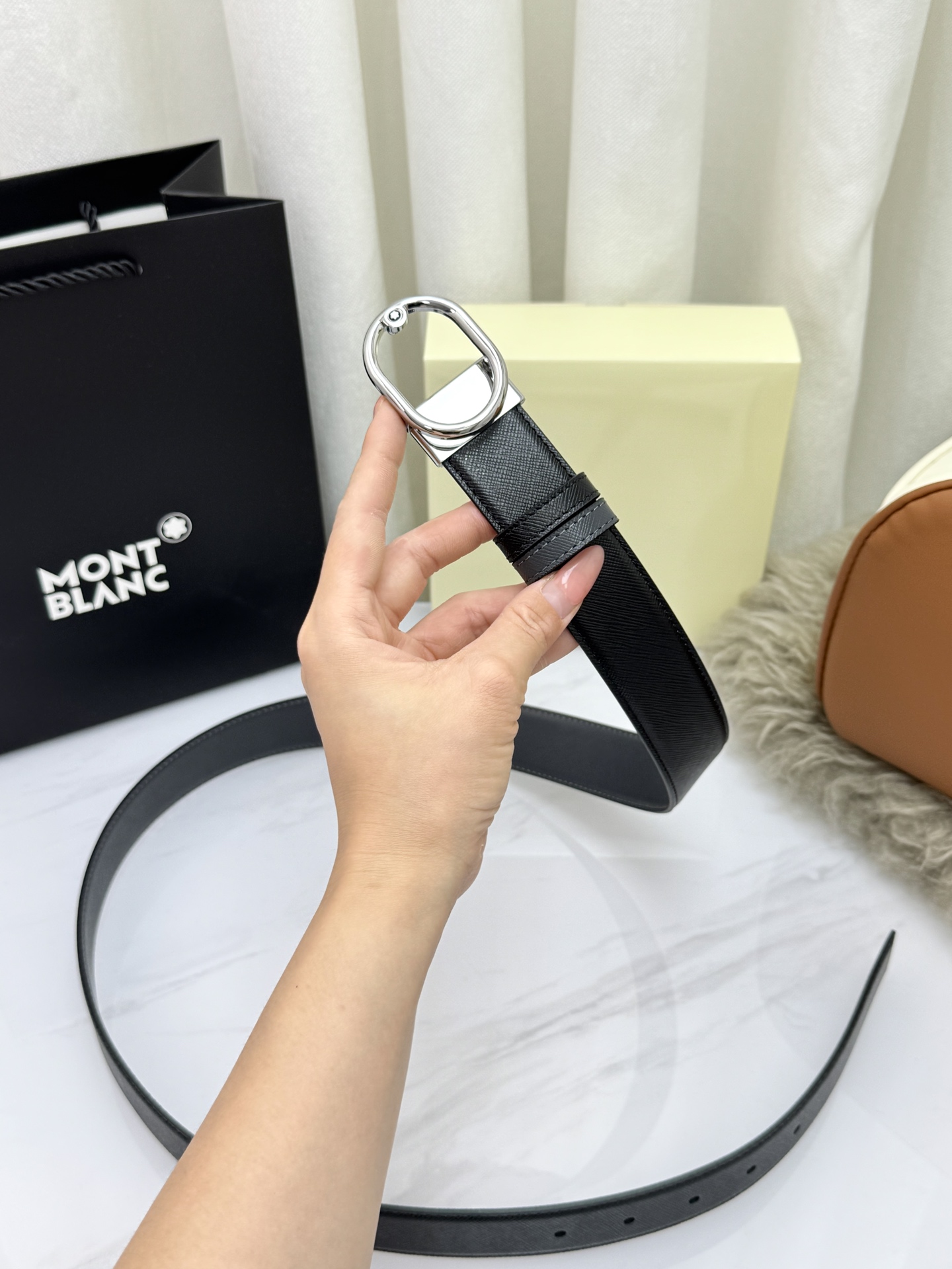 Montblanc万宝龙 宽3.5cm 采用头层牛皮 精品针式扣头 自由裁剪商务休闲皮带👉