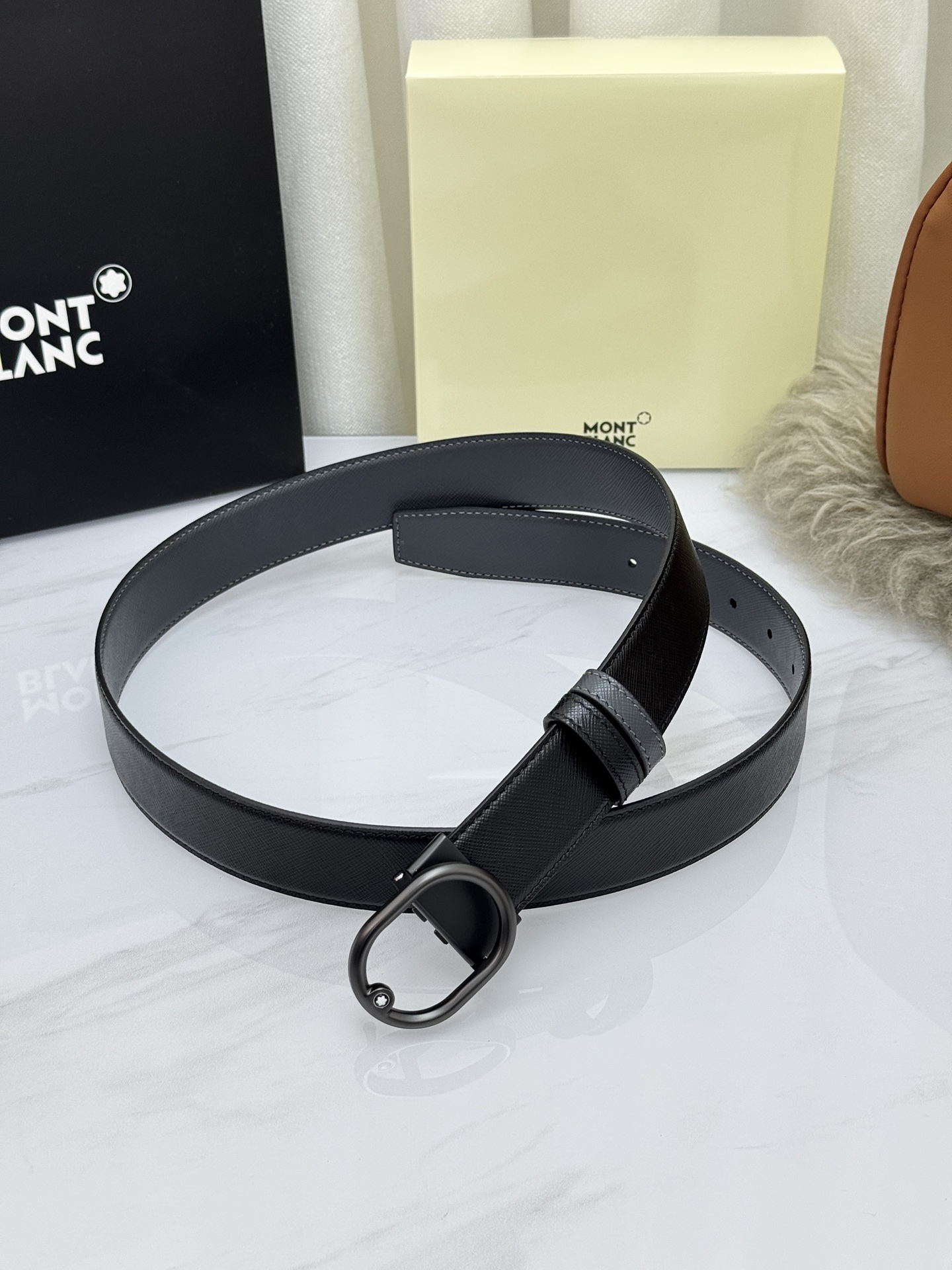 Montblanc万宝龙 宽3.5cm 采用头层牛皮 精品针式扣头 自由裁剪商务休闲皮带👉