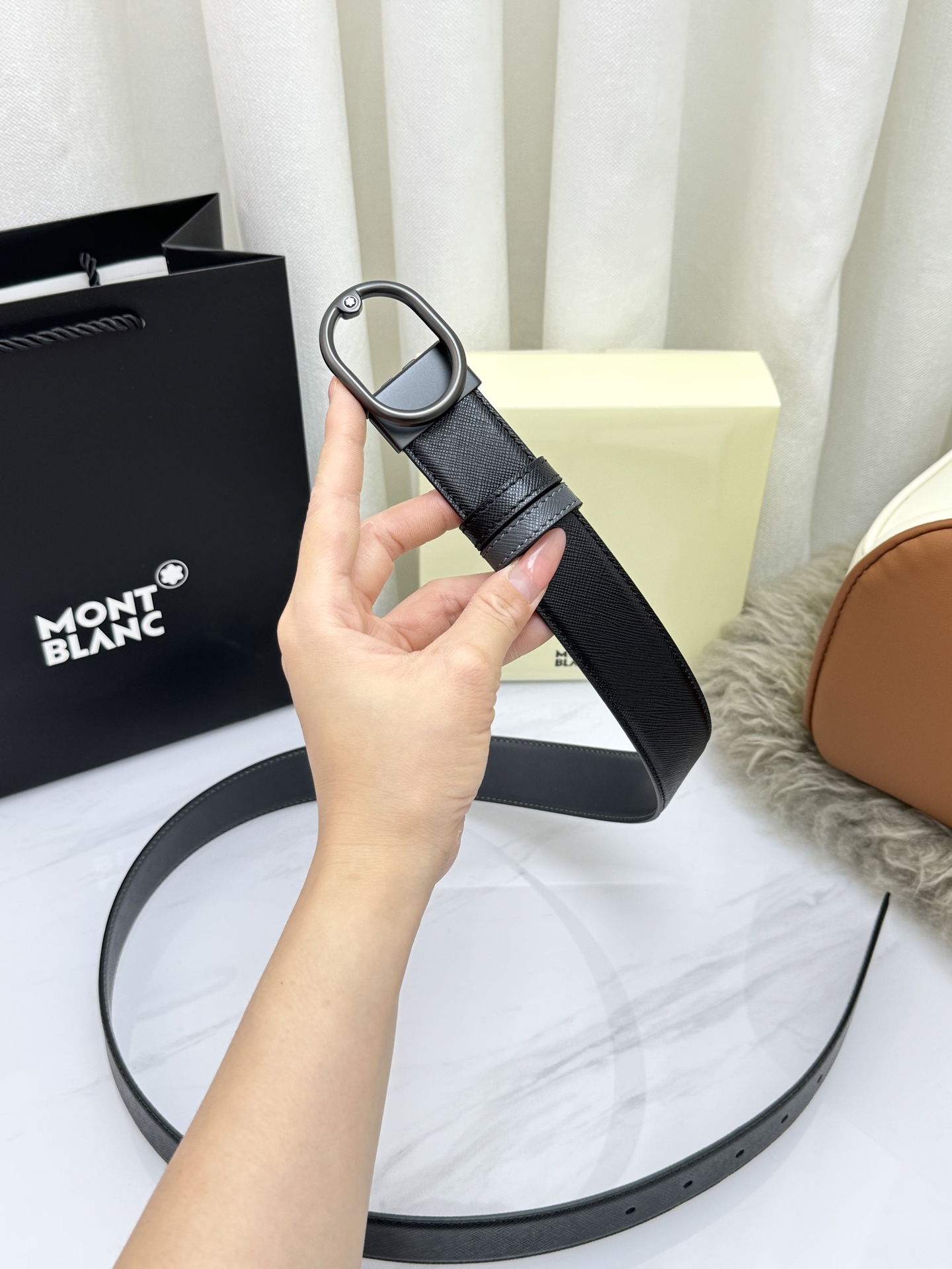 Montblanc万宝龙 宽3.5cm 采用头层牛皮 精品针式扣头 自由裁剪商务休闲皮带👉