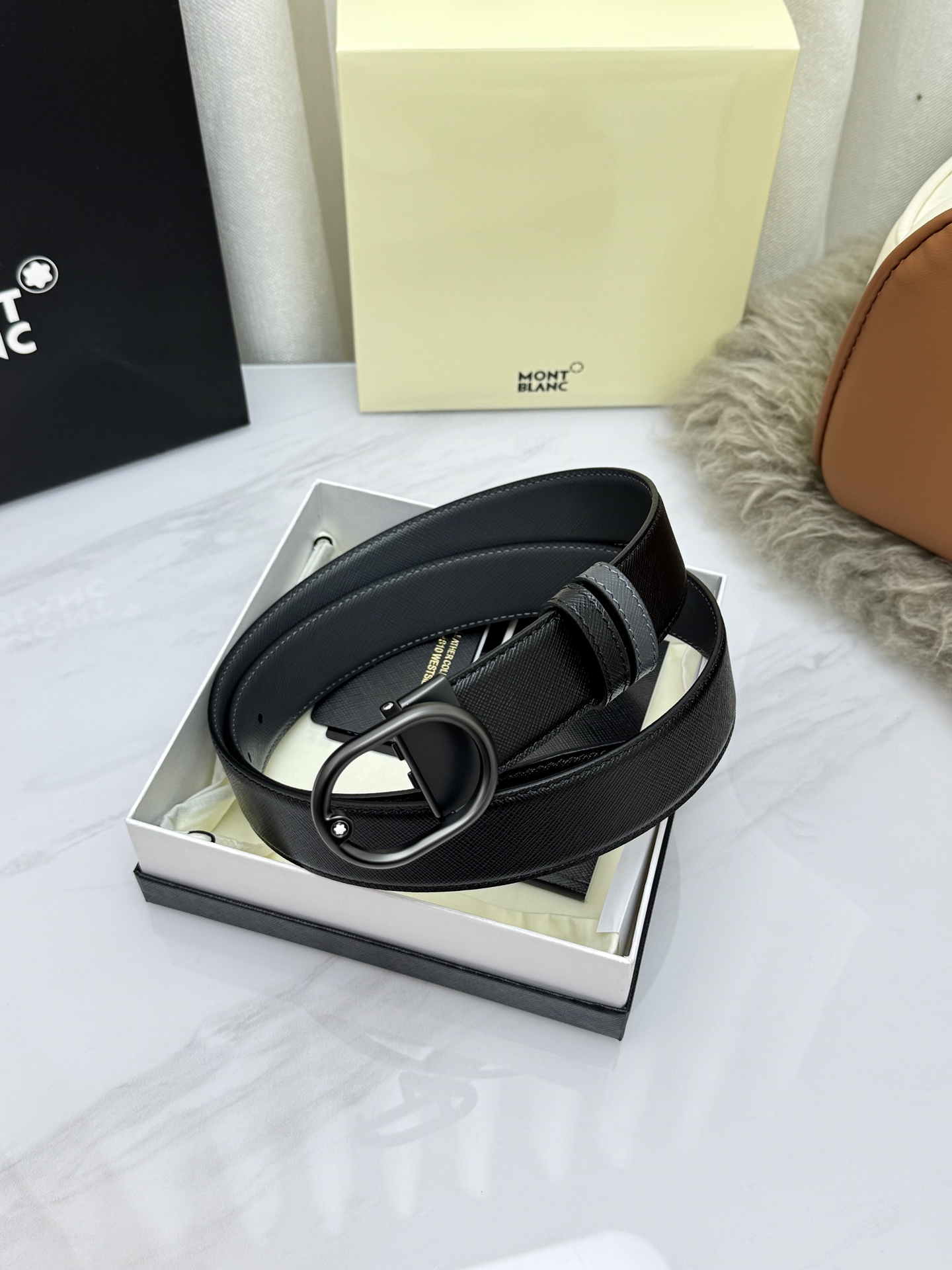 Montblanc万宝龙 宽3.5cm 采用头层牛皮 精品针式扣头 自由裁剪商务休闲皮带👉