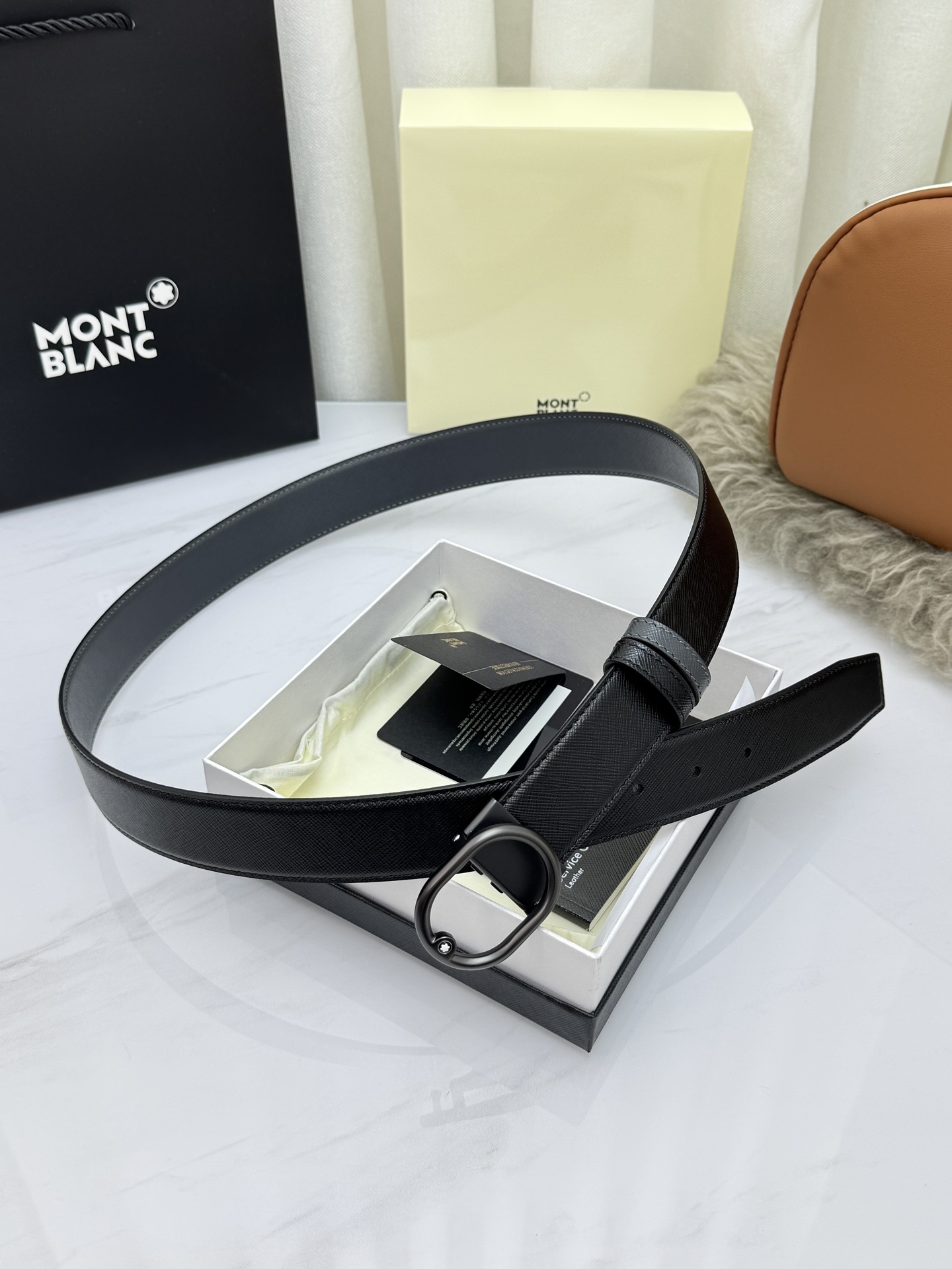 Montblanc万宝龙 宽3.5cm 采用头层牛皮 精品针式扣头 自由裁剪商务休闲皮带👉