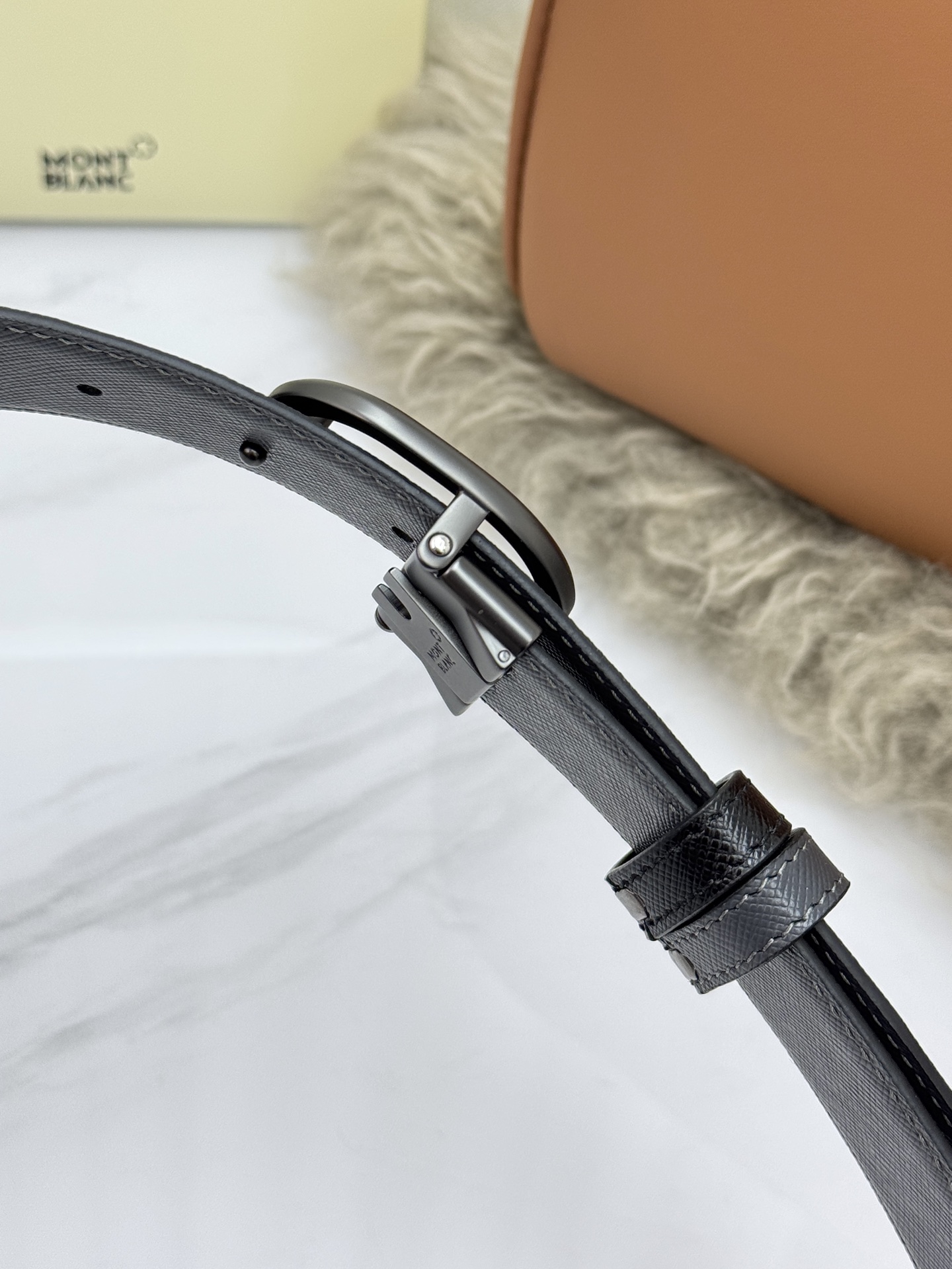Montblanc万宝龙 宽3.5cm 采用头层牛皮 精品针式扣头 自由裁剪商务休闲皮带👉