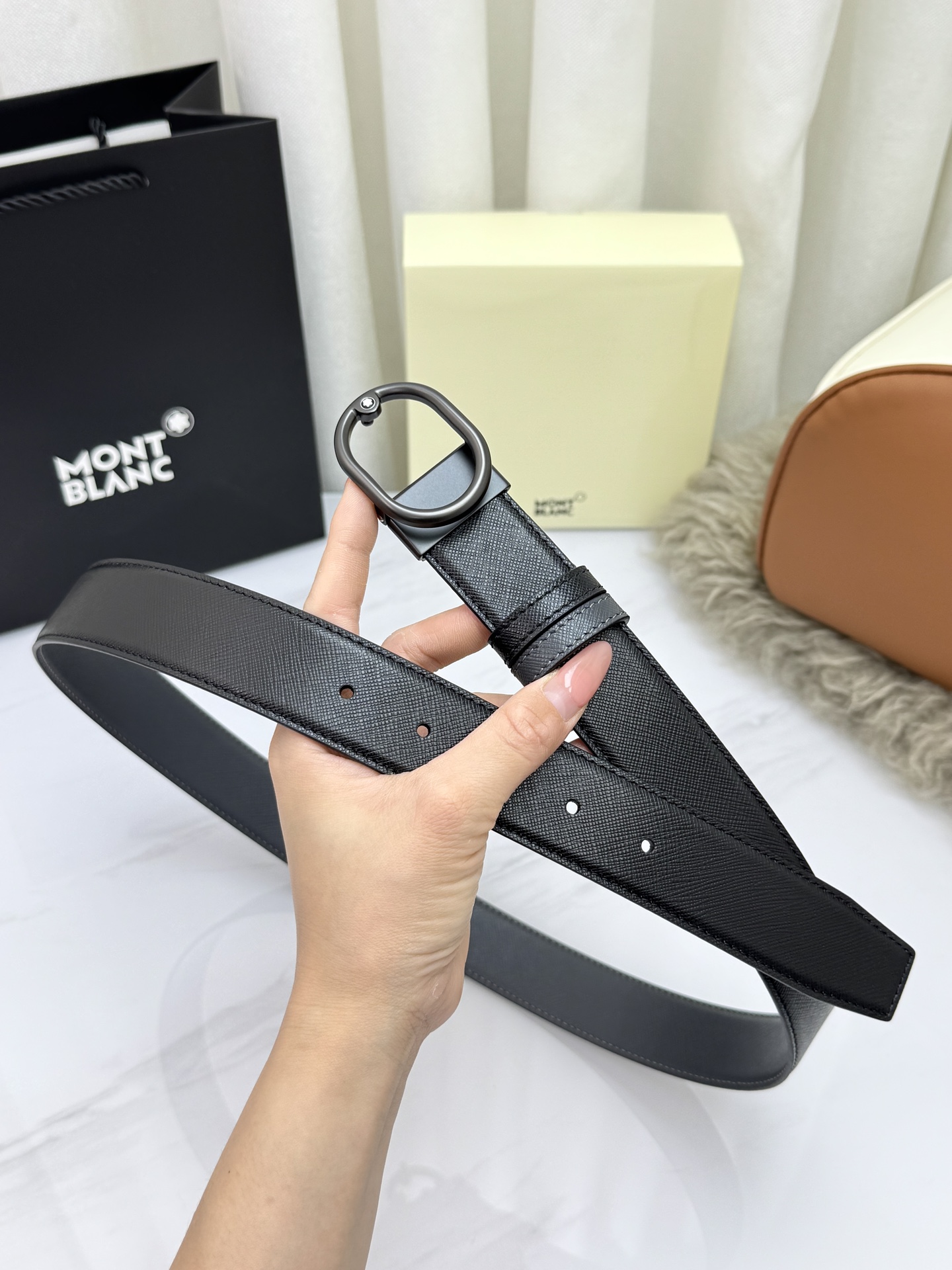 Montblanc万宝龙 宽3.5cm 采用头层牛皮 精品针式扣头 自由裁剪商务休闲皮带👉