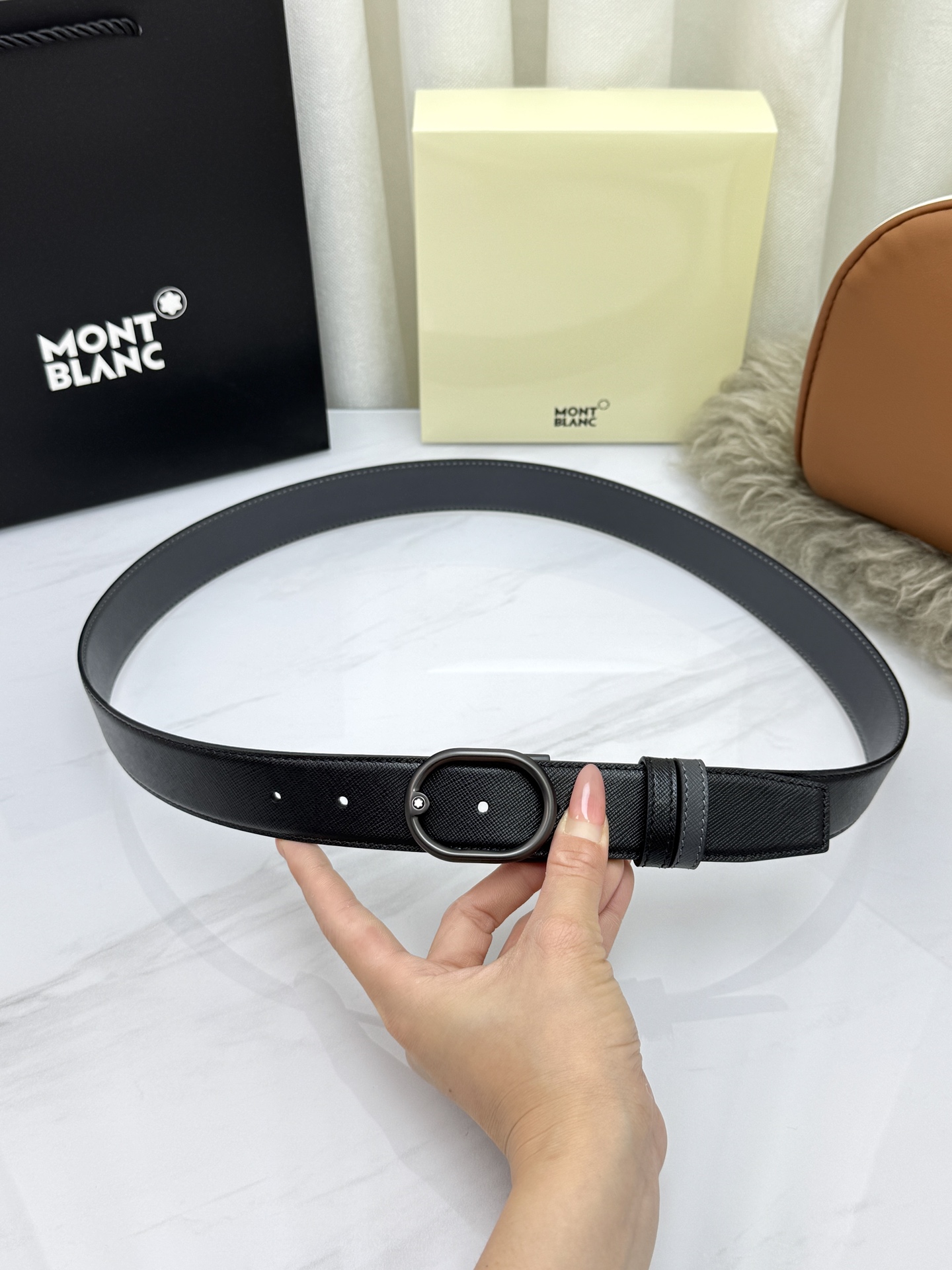 Montblanc万宝龙 宽3.5cm 采用头层牛皮 精品针式扣头 自由裁剪商务休闲皮带👉
