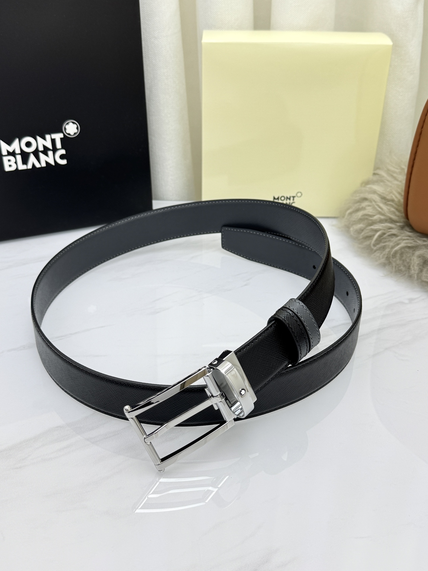 Montblanc万宝龙 宽3.5cm 采用头层牛皮 精品针式扣头 自由裁剪商务休闲皮带👉