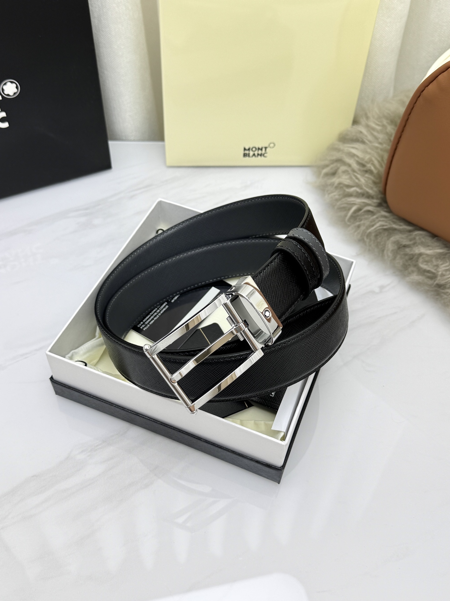 Montblanc万宝龙 宽3.5cm 采用头层牛皮 精品针式扣头 自由裁剪商务休闲皮带👉