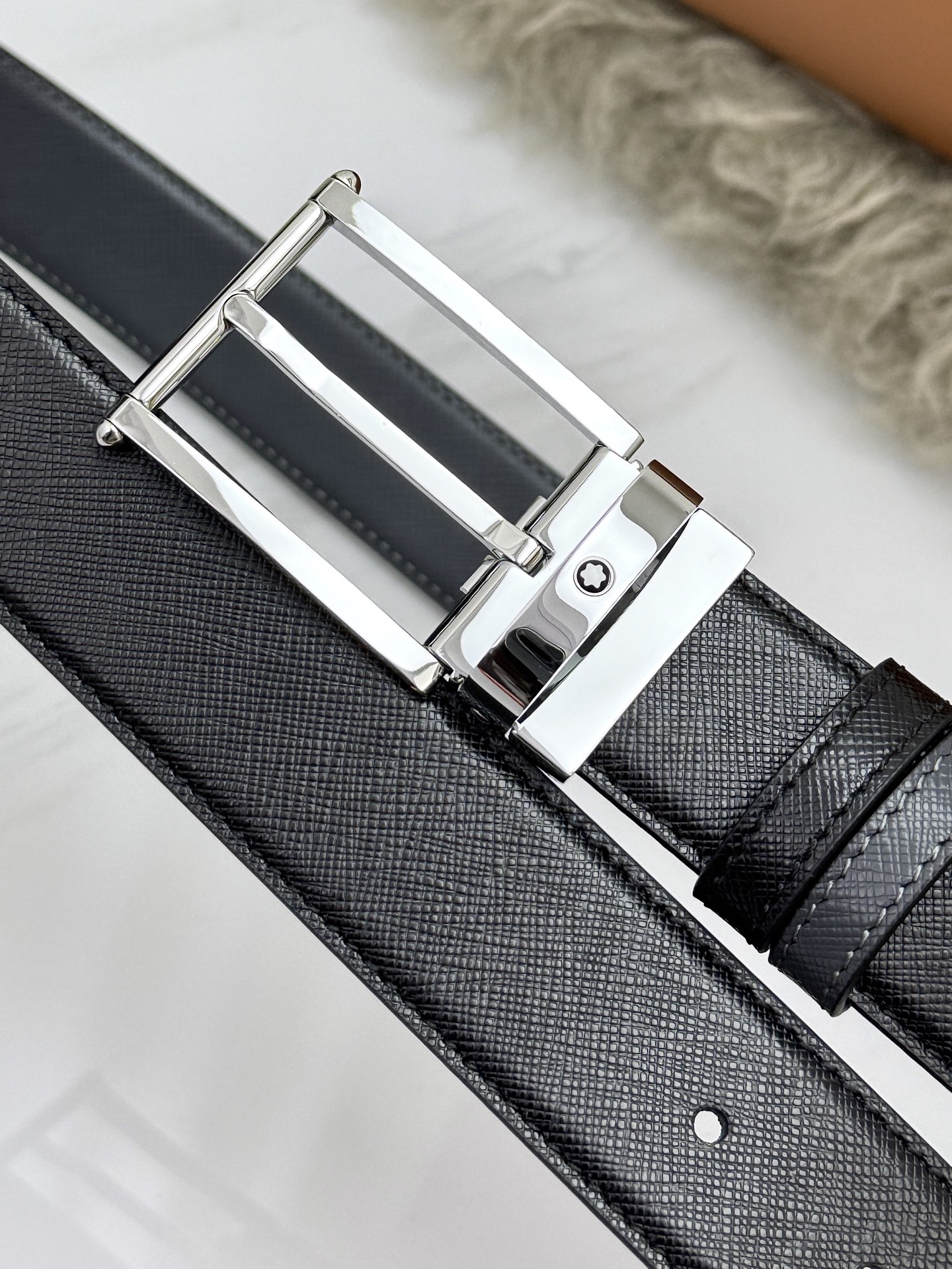 Montblanc万宝龙 宽3.5cm 采用头层牛皮 精品针式扣头 自由裁剪商务休闲皮带👉