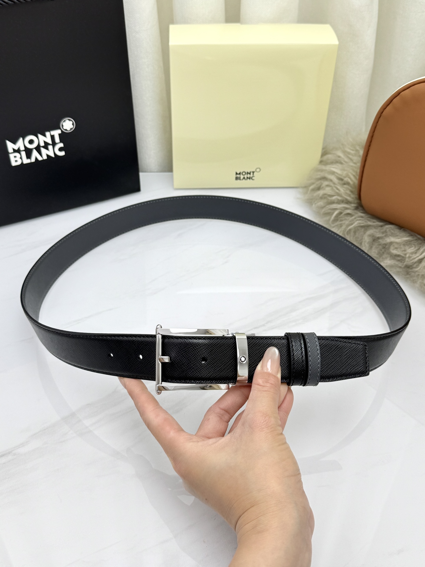 Montblanc万宝龙 宽3.5cm 采用头层牛皮 精品针式扣头 自由裁剪商务休闲皮带👉