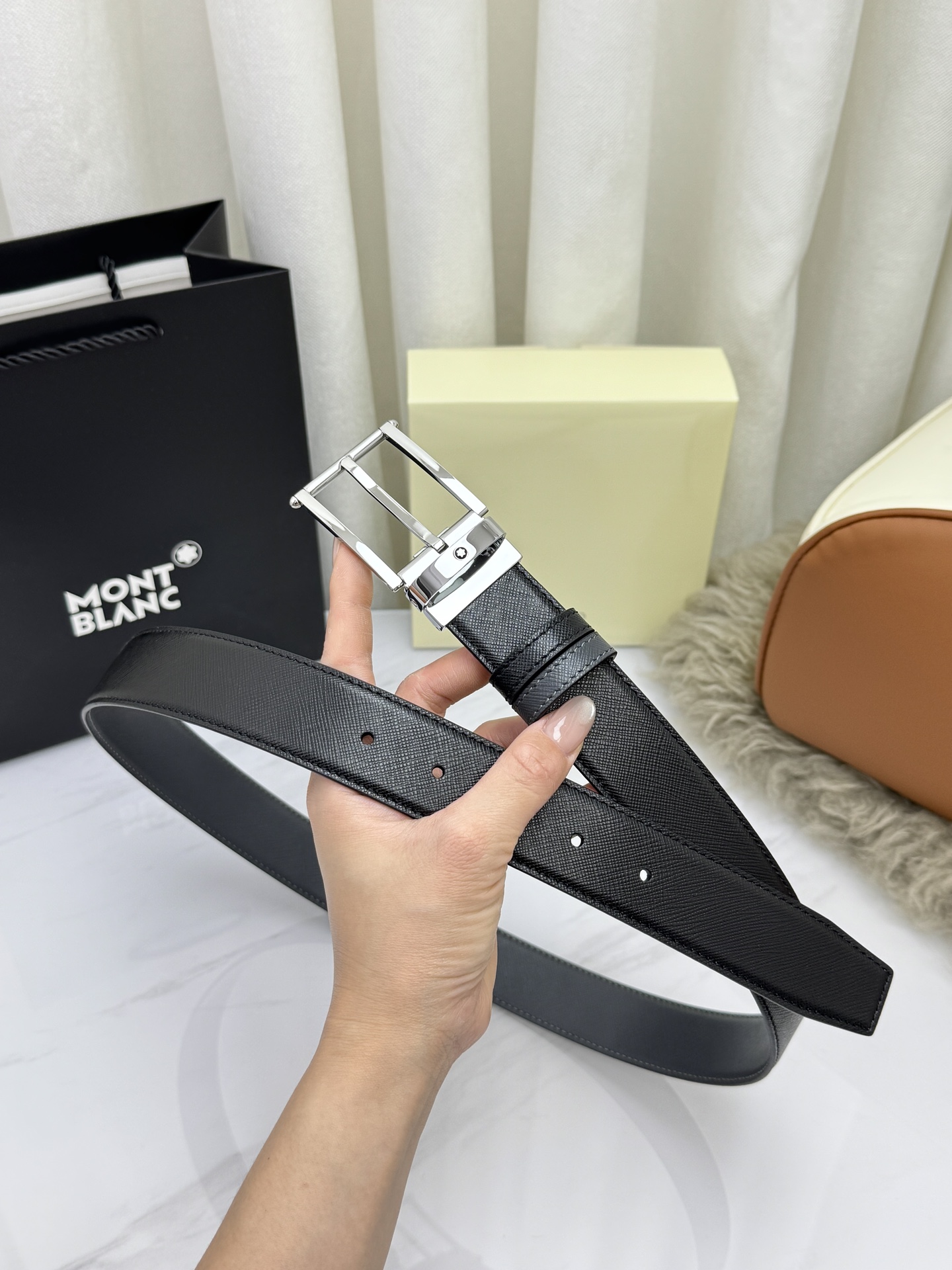 Montblanc万宝龙 宽3.5cm 采用头层牛皮 精品针式扣头 自由裁剪商务休闲皮带👉