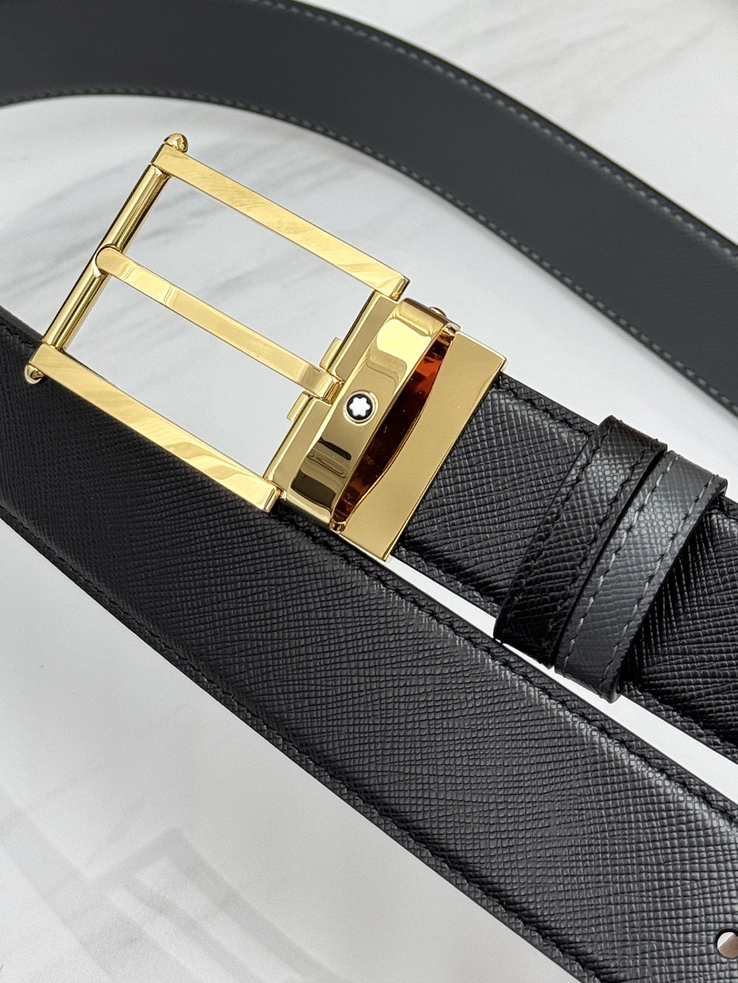 Montblanc万宝龙 宽3.5cm 采用头层牛皮 精品针式扣头 自由裁剪商务休闲皮带👉