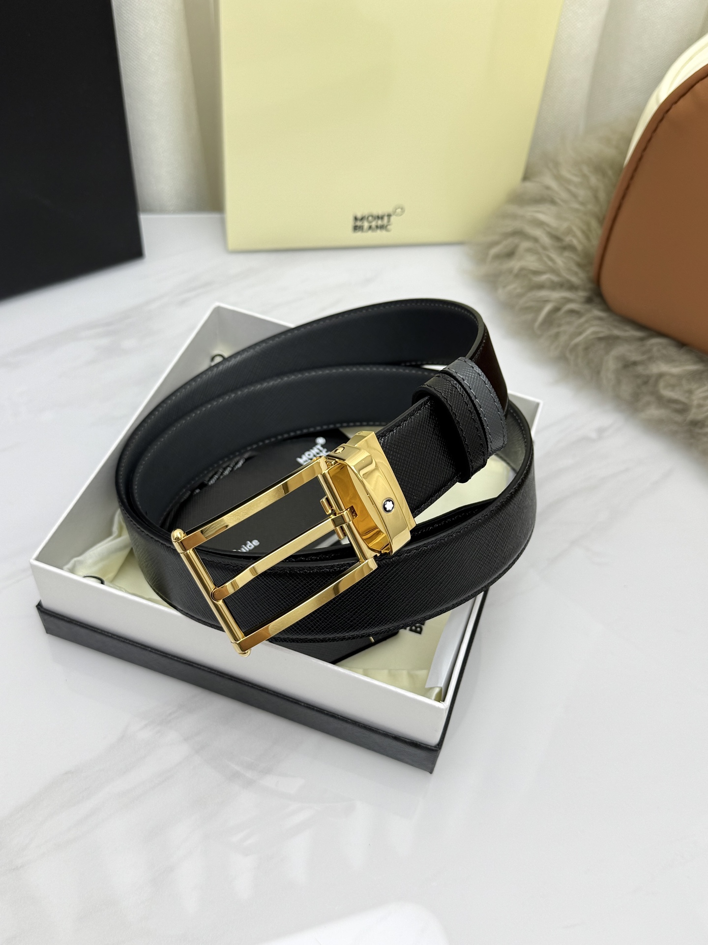 Montblanc万宝龙 宽3.5cm 采用头层牛皮 精品针式扣头 自由裁剪商务休闲皮带👉