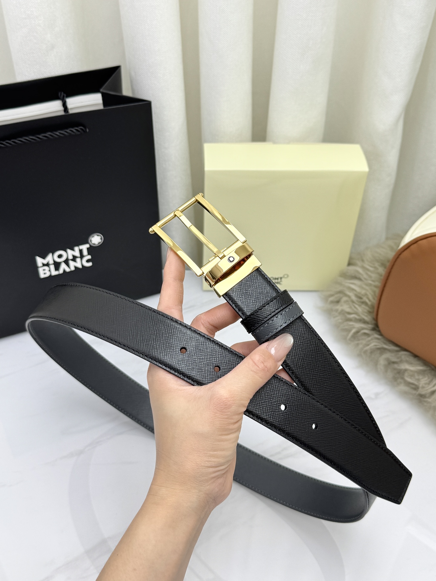 Montblanc万宝龙 宽3.5cm 采用头层牛皮 精品针式扣头 自由裁剪商务休闲皮带👉