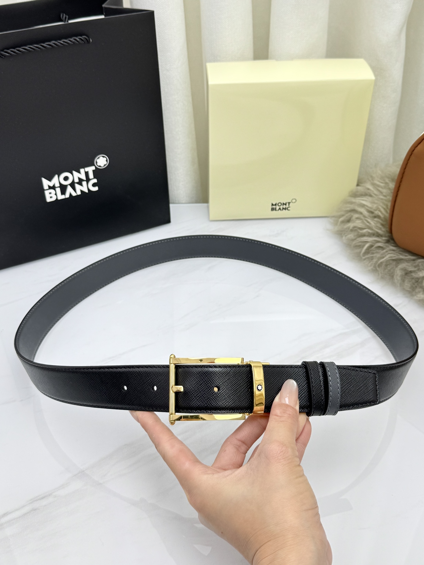 Montblanc万宝龙 宽3.5cm 采用头层牛皮 精品针式扣头 自由裁剪商务休闲皮带👉