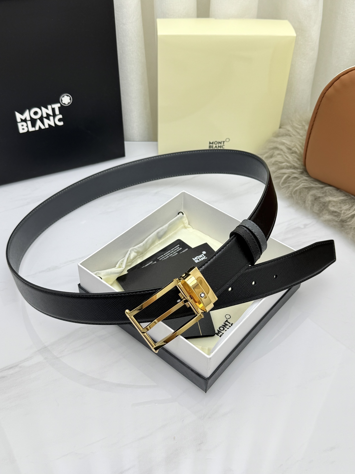 Montblanc万宝龙 宽3.5cm 采用头层牛皮 精品针式扣头 自由裁剪商务休闲皮带👉