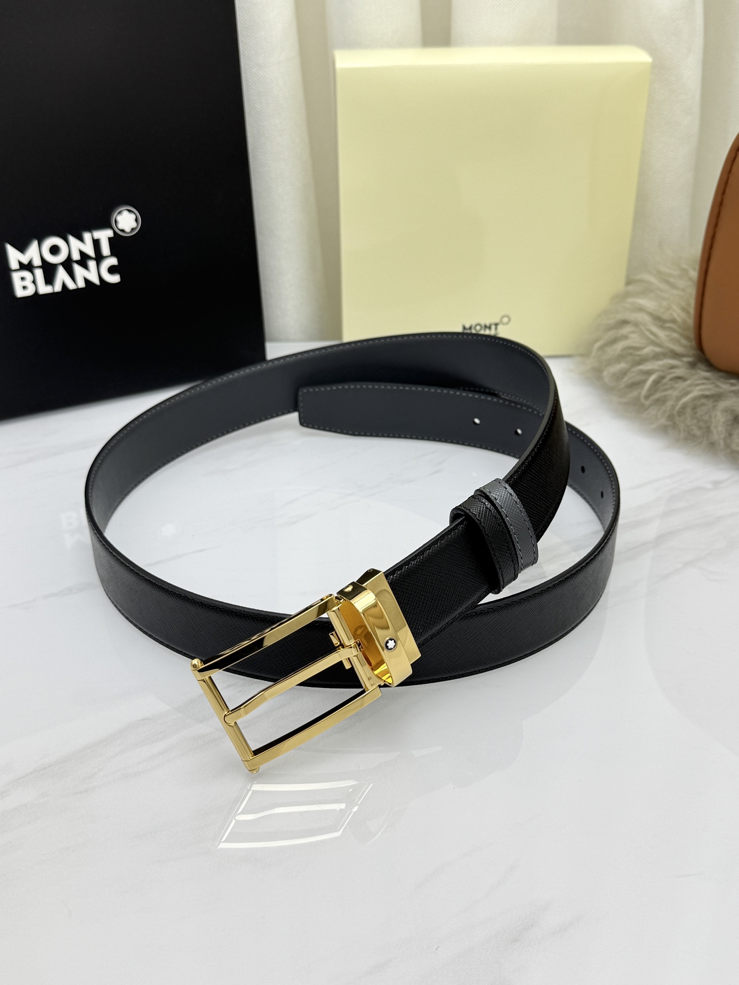 Montblanc万宝龙 宽3.5cm 采用头层牛皮 精品针式扣头 自由裁剪商务休闲皮带👉