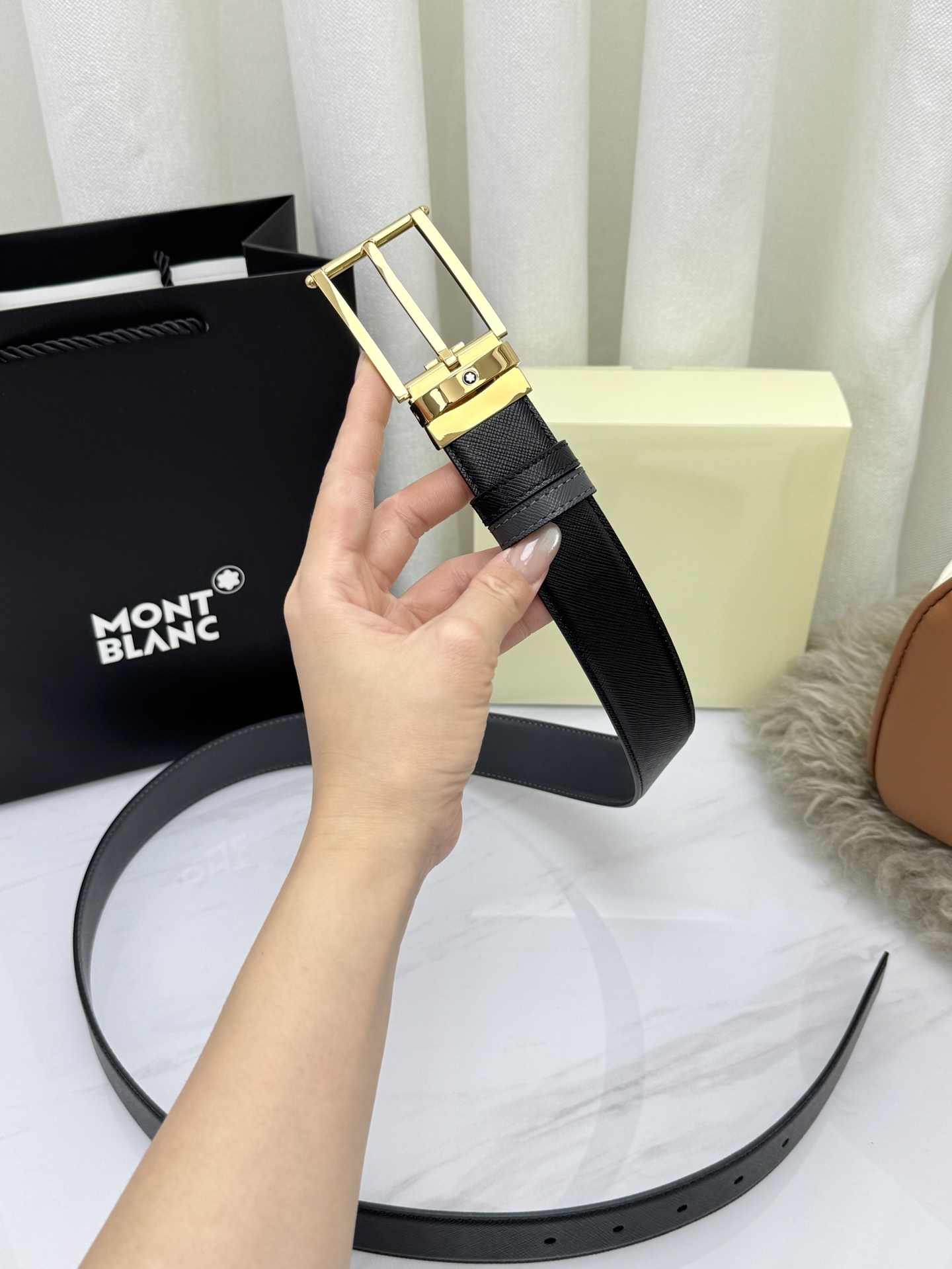 Montblanc万宝龙 宽3.5cm 采用头层牛皮 精品针式扣头 自由裁剪商务休闲皮带👉