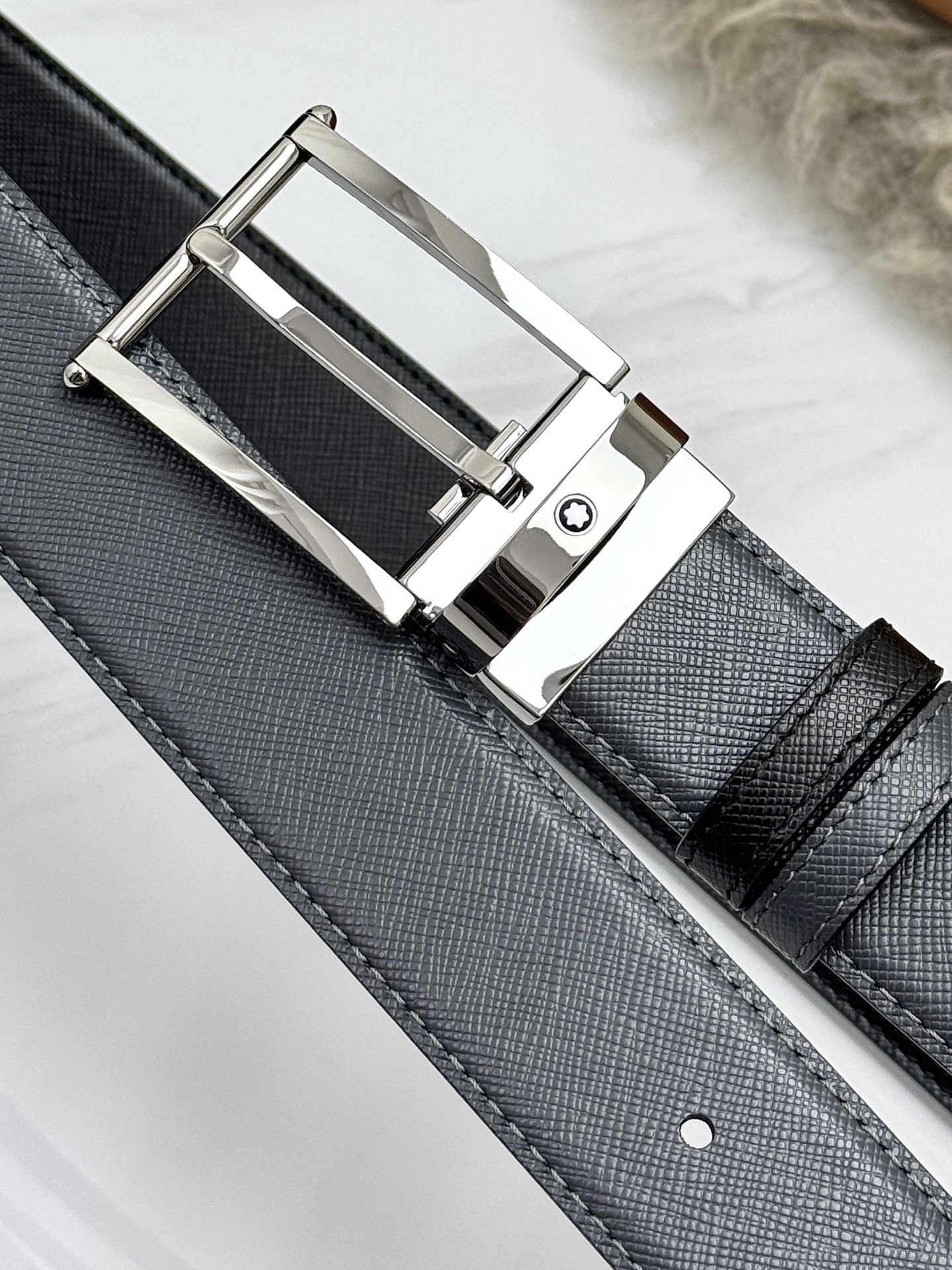 Montblanc万宝龙 宽3.5cm 采用头层牛皮 精品针式扣头 自由裁剪商务休闲皮带👉