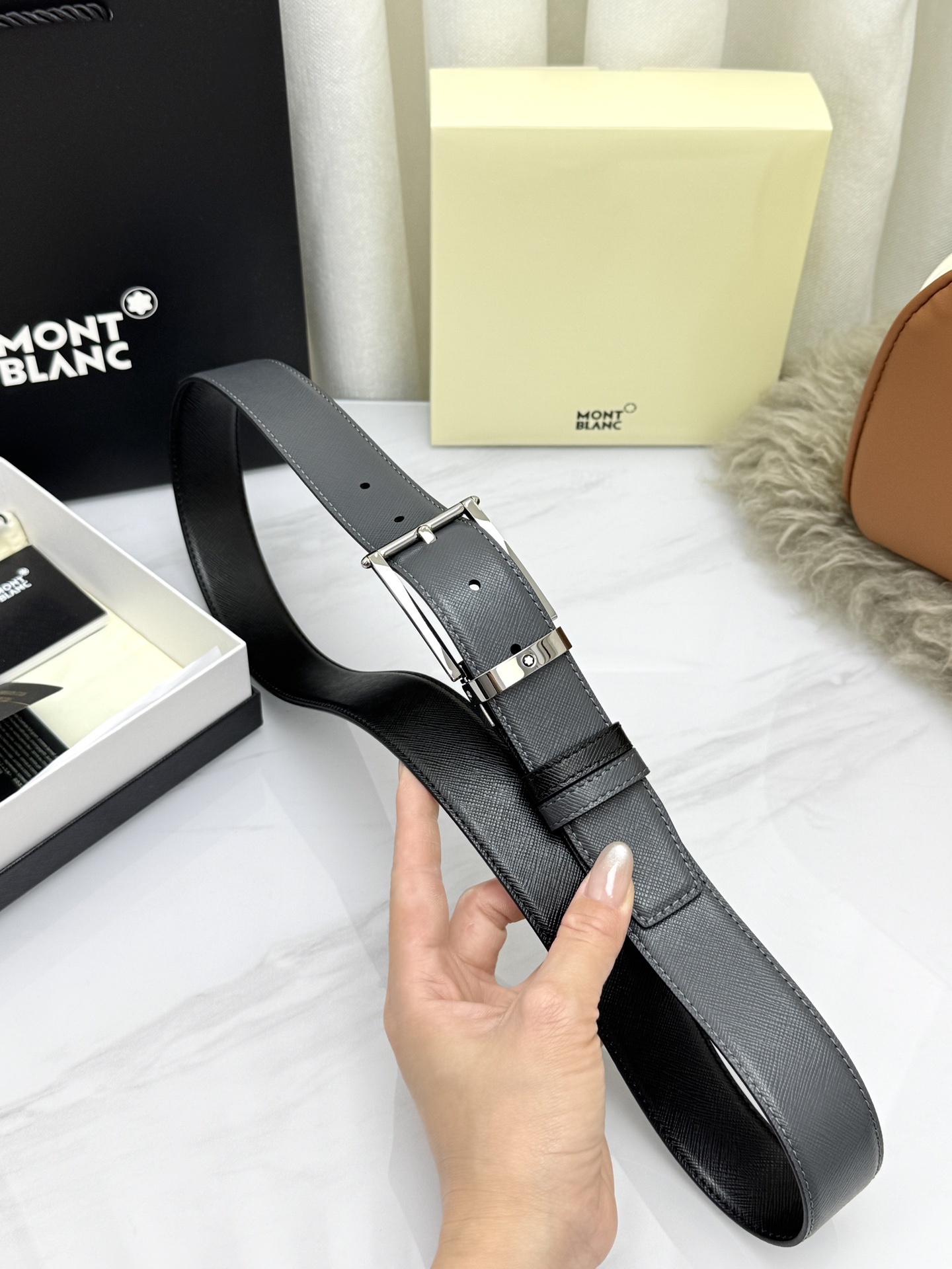 Montblanc万宝龙 宽3.5cm 采用头层牛皮 精品针式扣头 自由裁剪商务休闲皮带👉