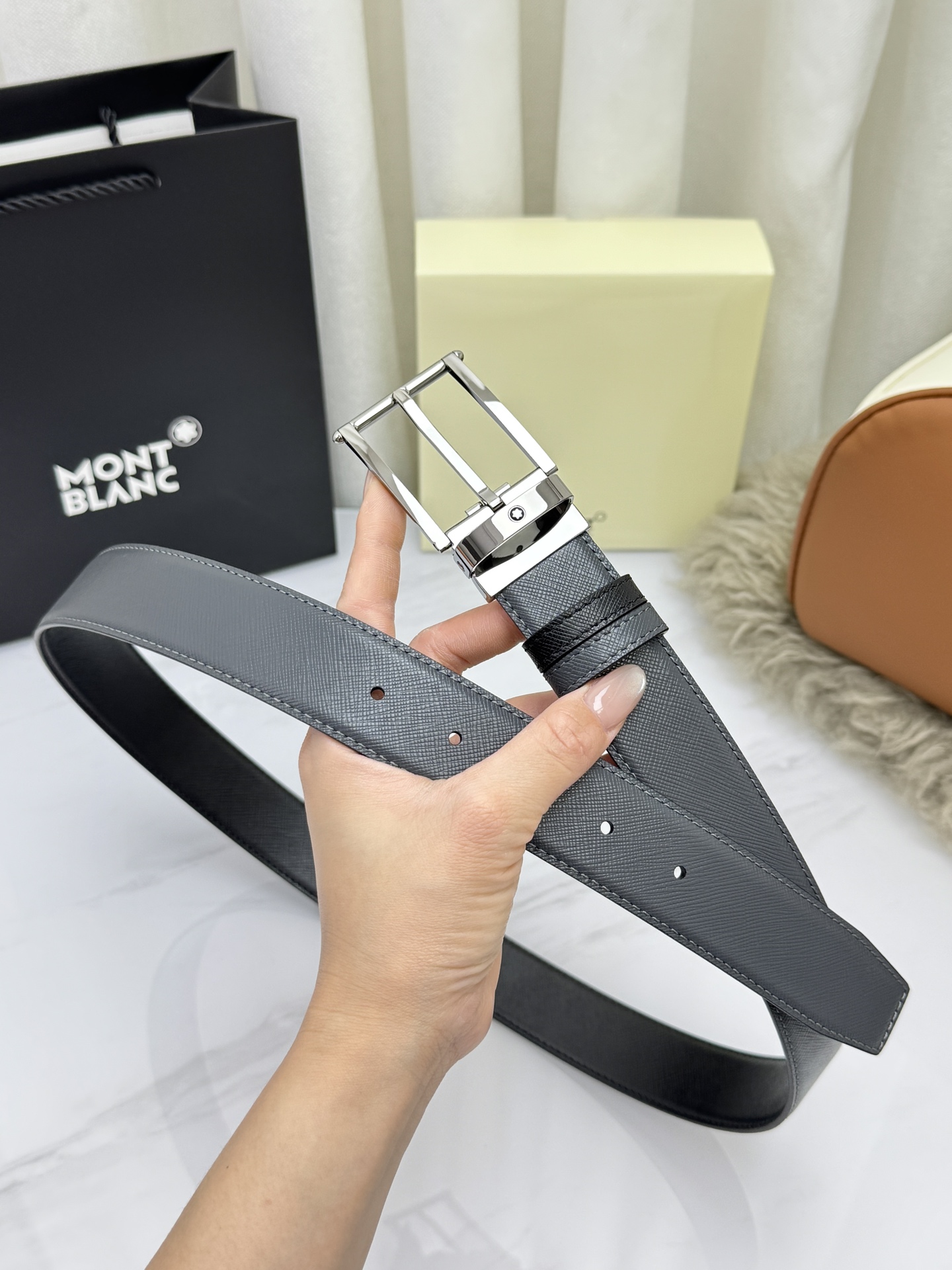 Montblanc万宝龙 宽3.5cm 采用头层牛皮 精品针式扣头 自由裁剪商务休闲皮带👉
