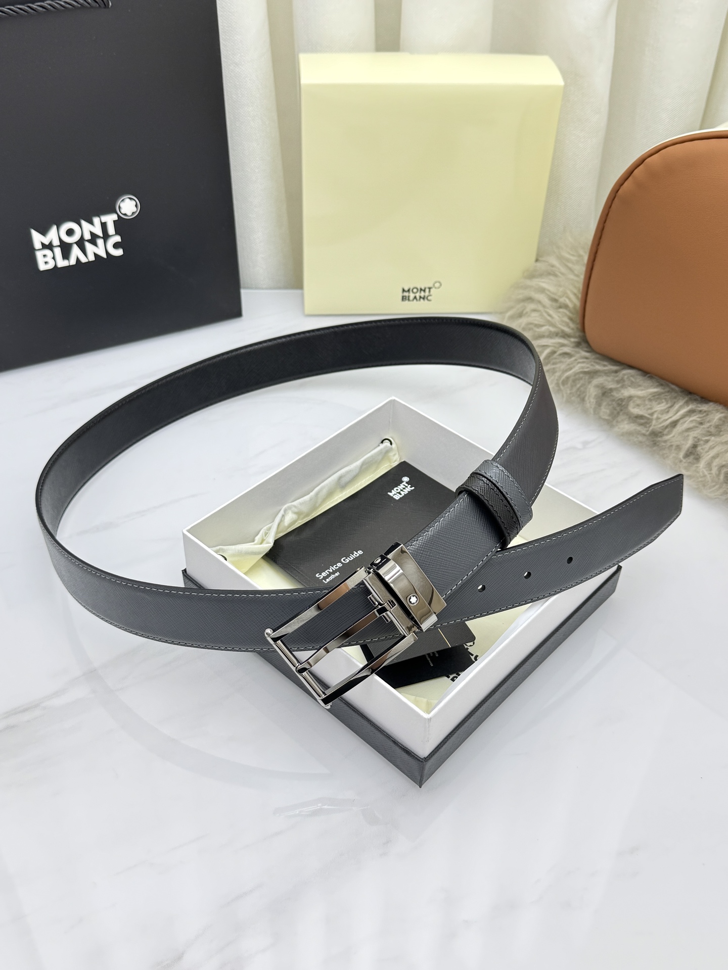 Montblanc万宝龙 宽3.5cm 采用头层牛皮 精品针式扣头 自由裁剪商务休闲皮带👉