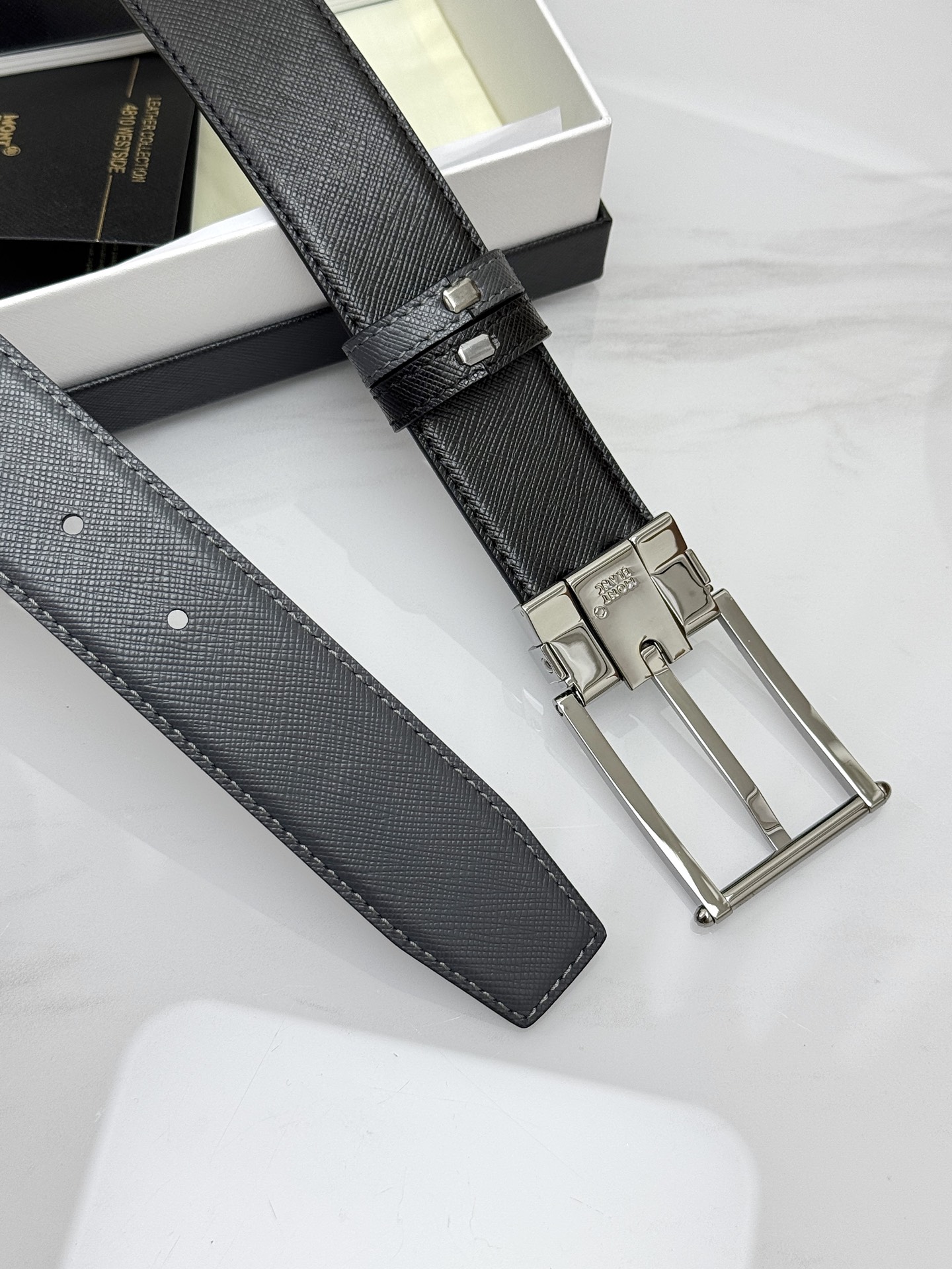 Montblanc万宝龙 宽3.5cm 采用头层牛皮 精品针式扣头 自由裁剪商务休闲皮带👉