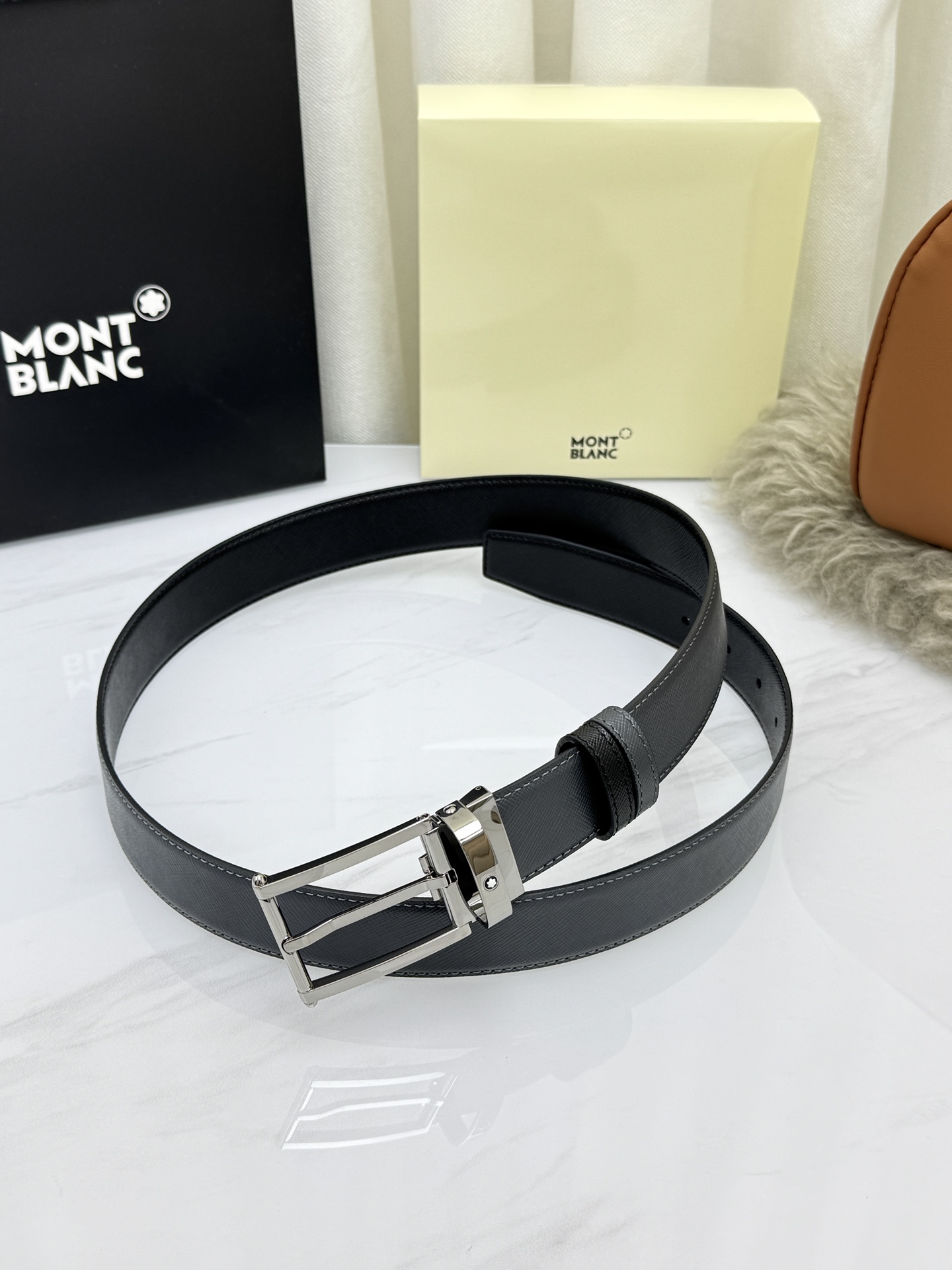 Montblanc万宝龙 宽3.5cm 采用头层牛皮 精品针式扣头 自由裁剪商务休闲皮带👉