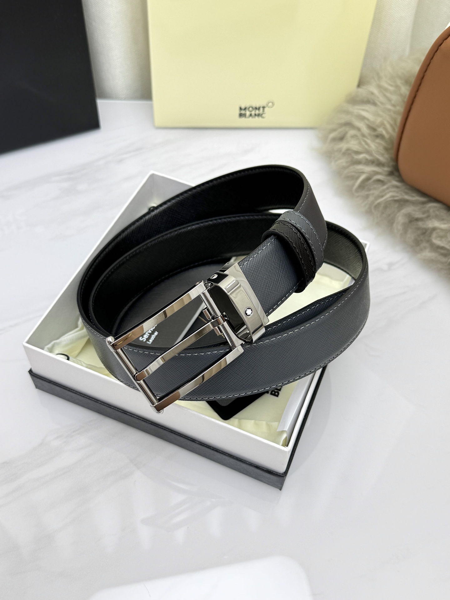 Montblanc万宝龙 宽3.5cm 采用头层牛皮 精品针式扣头 自由裁剪商务休闲皮带👉