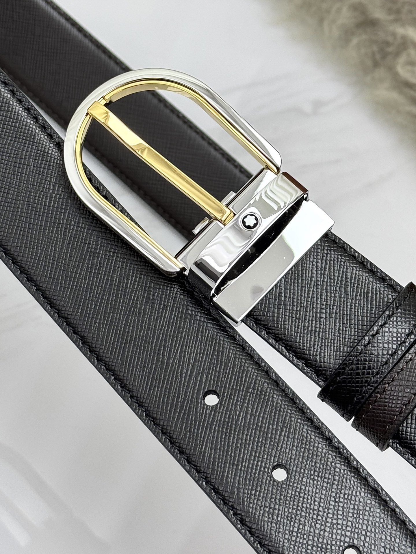 Montblanc万宝龙 宽3.5cm 采用头层牛皮 精品针式扣头 自由裁剪商务休闲皮带👉