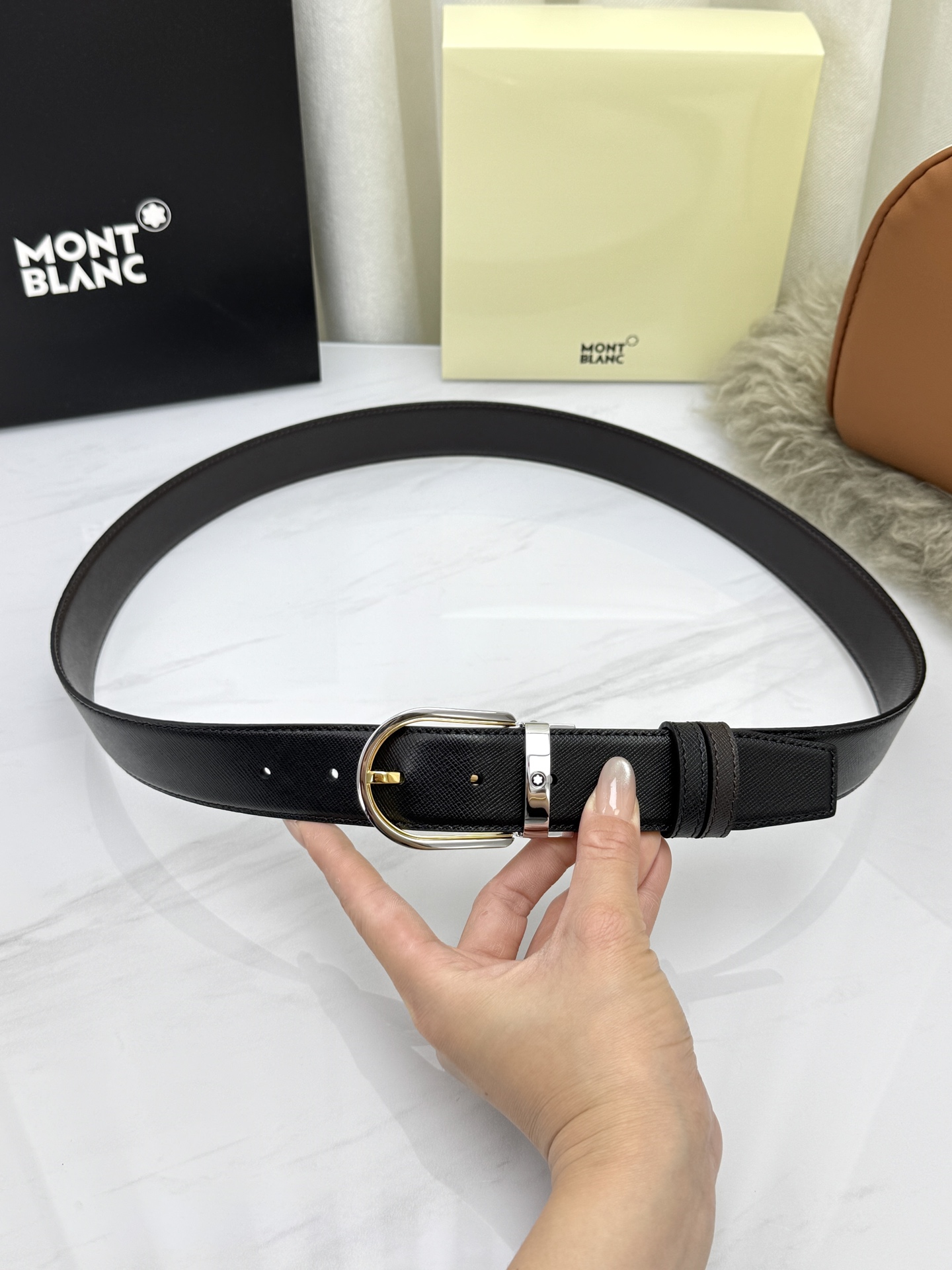 Montblanc万宝龙 宽3.5cm 采用头层牛皮 精品针式扣头 自由裁剪商务休闲皮带👉