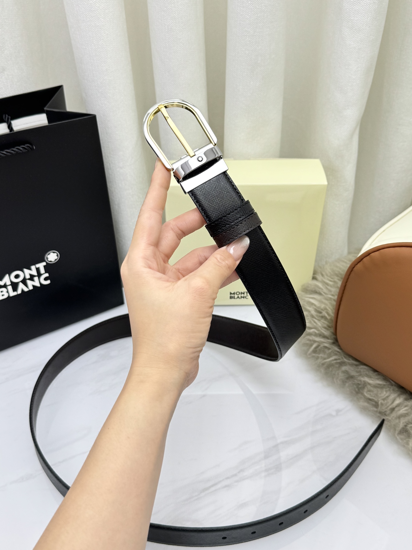 Montblanc万宝龙 宽3.5cm 采用头层牛皮 精品针式扣头 自由裁剪商务休闲皮带👉