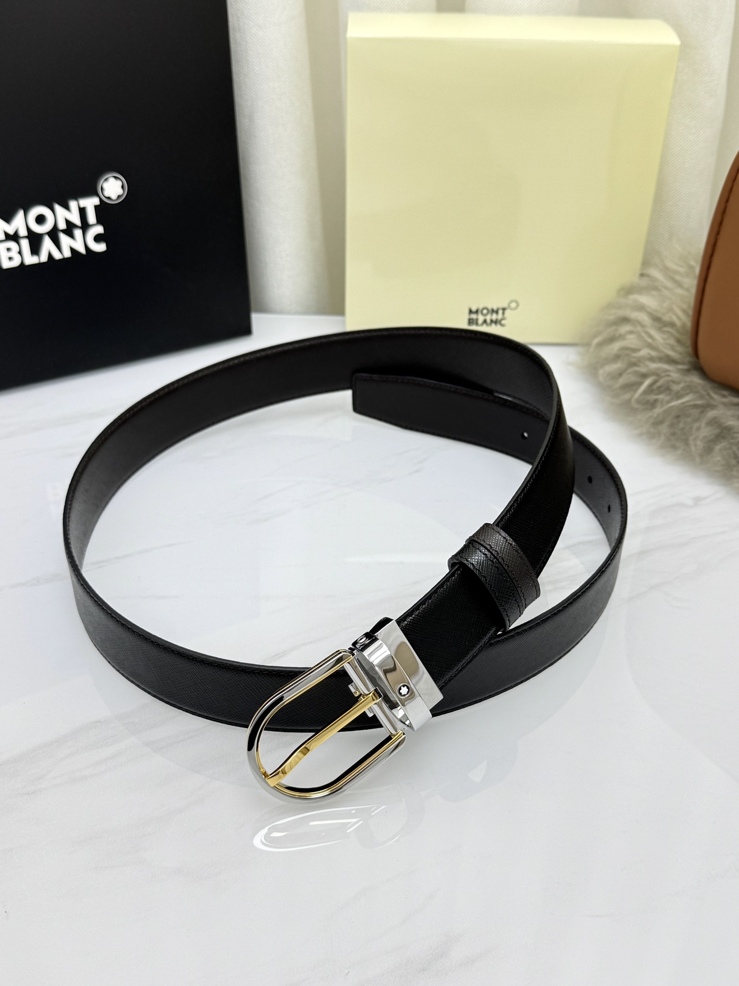 Montblanc万宝龙 宽3.5cm 采用头层牛皮 精品针式扣头 自由裁剪商务休闲皮带👉