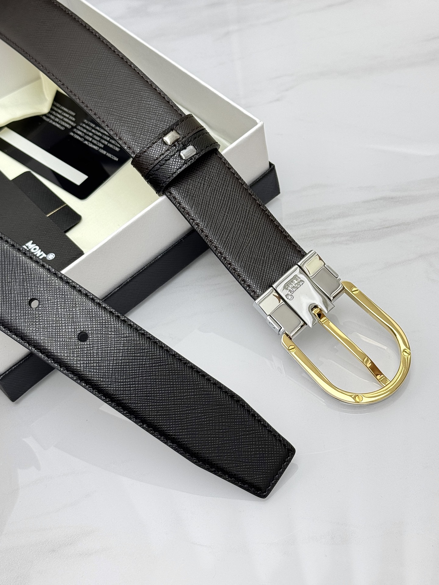 Montblanc万宝龙 宽3.5cm 采用头层牛皮 精品针式扣头 自由裁剪商务休闲皮带👉