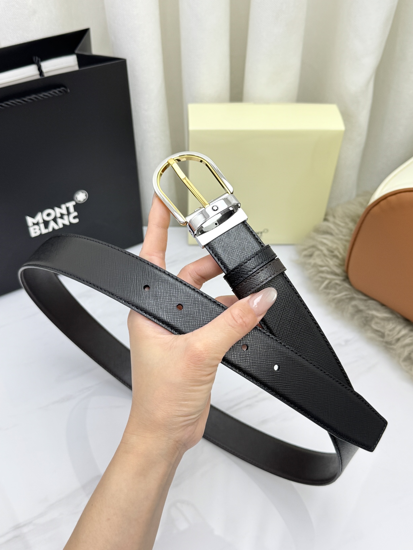 Montblanc万宝龙 宽3.5cm 采用头层牛皮 精品针式扣头 自由裁剪商务休闲皮带👉