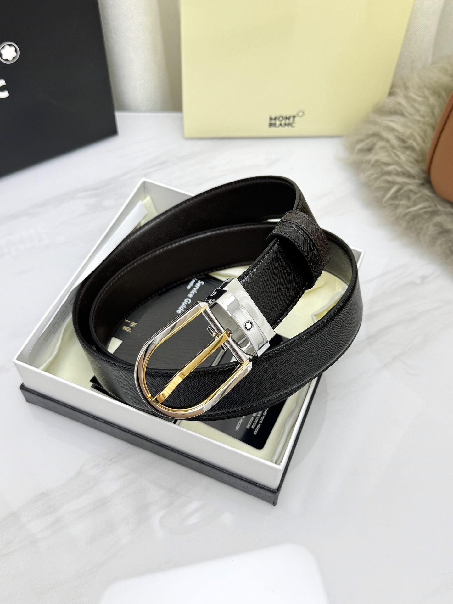 Montblanc万宝龙 宽3.5cm 采用头层牛皮 精品针式扣头 自由裁剪商务休闲皮带👉